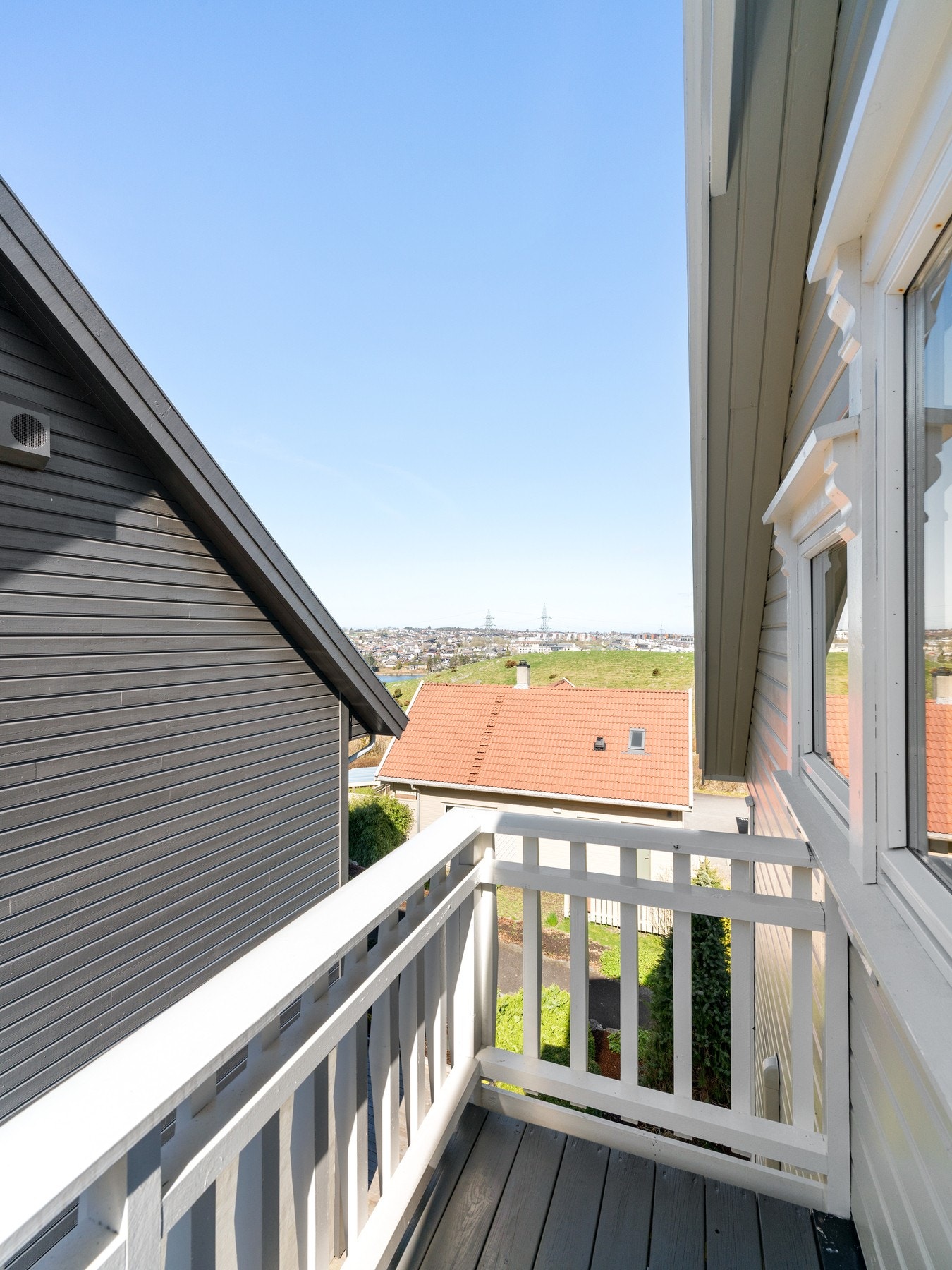 Balkong med utgang fra loftstue Galleribilde