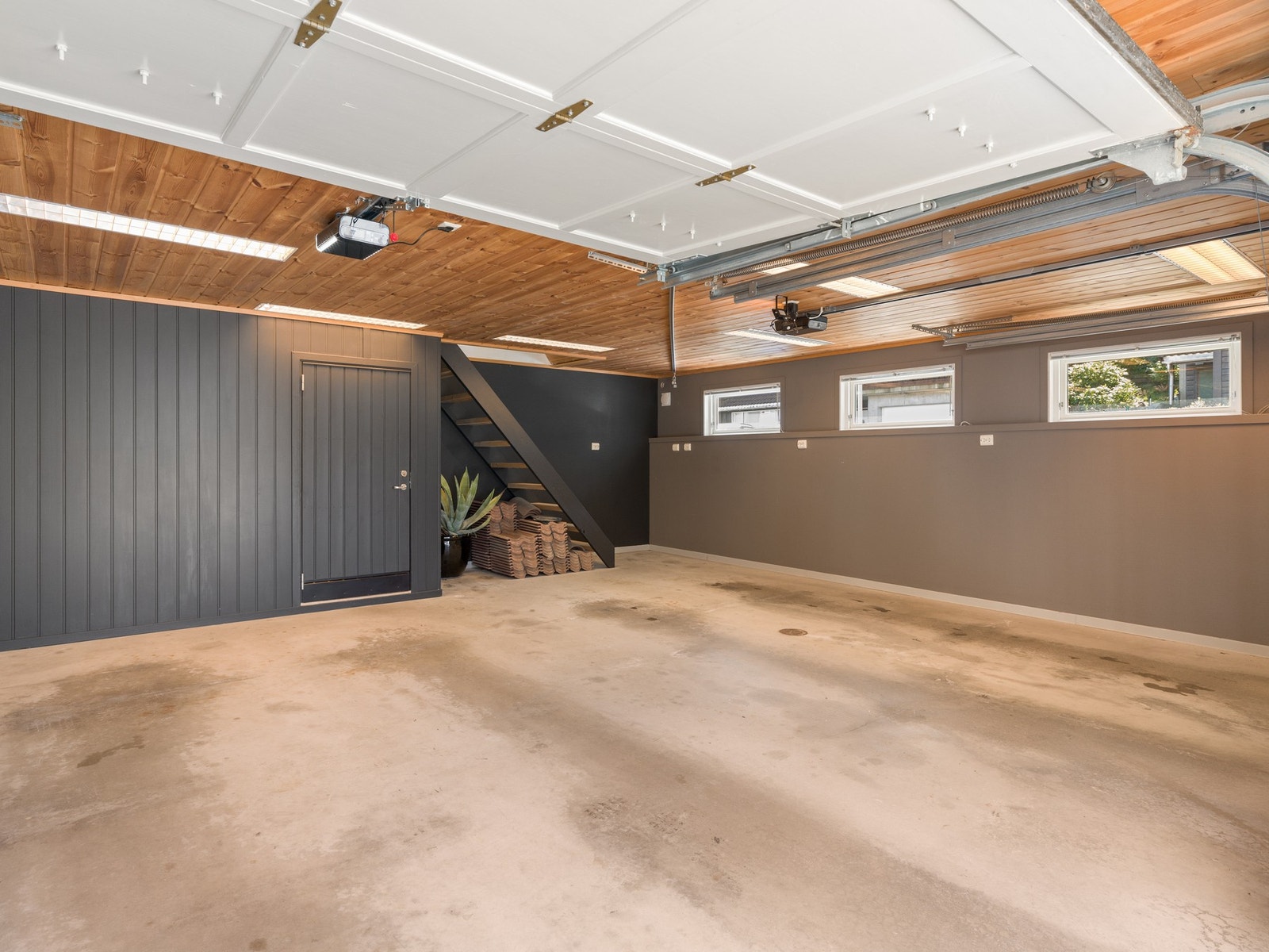 Garasje med stort lagrinsloft og bod Galleribilde