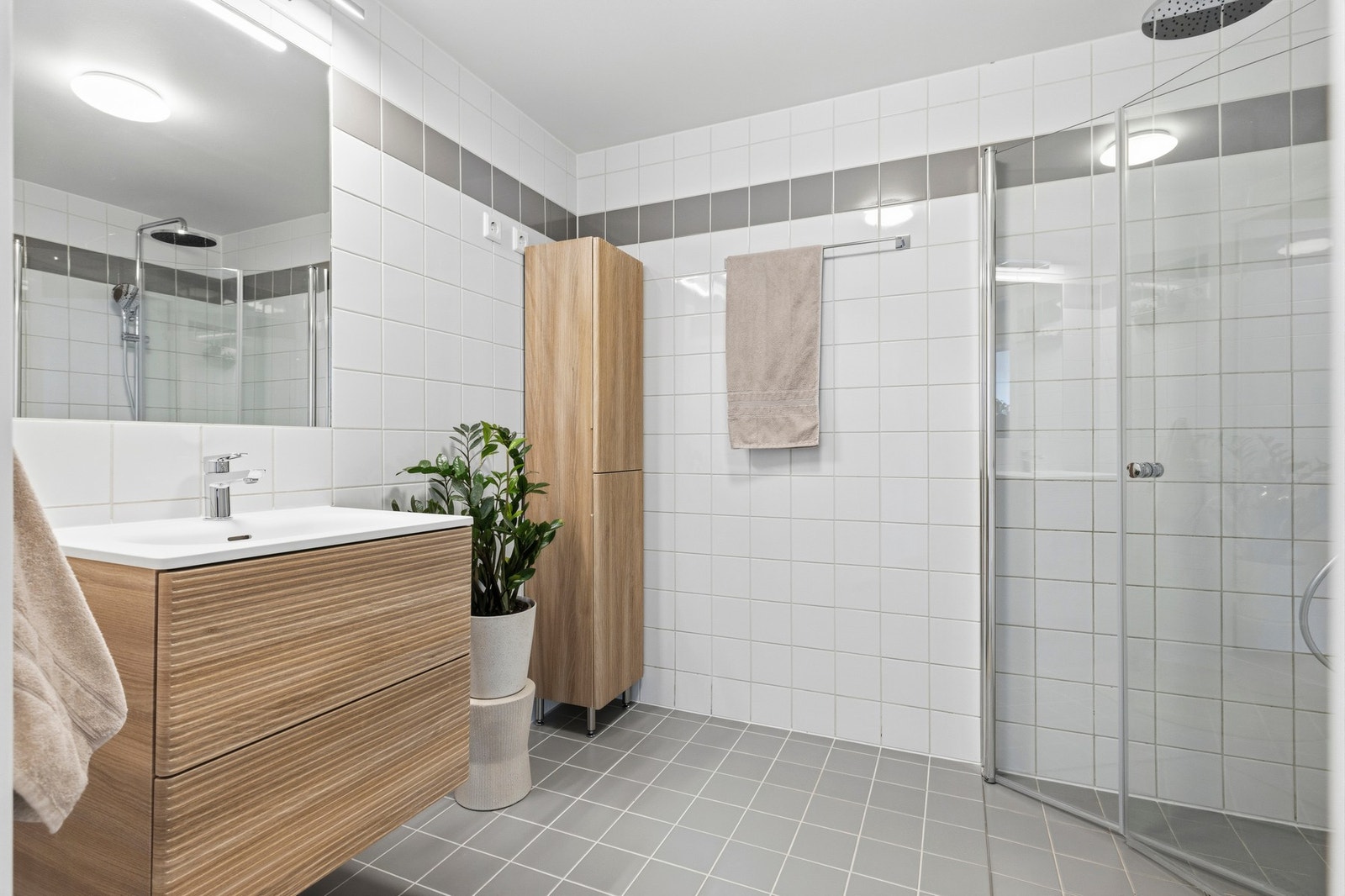 - Pent flislagt bad med elektriske varmekabler - Galleribilde