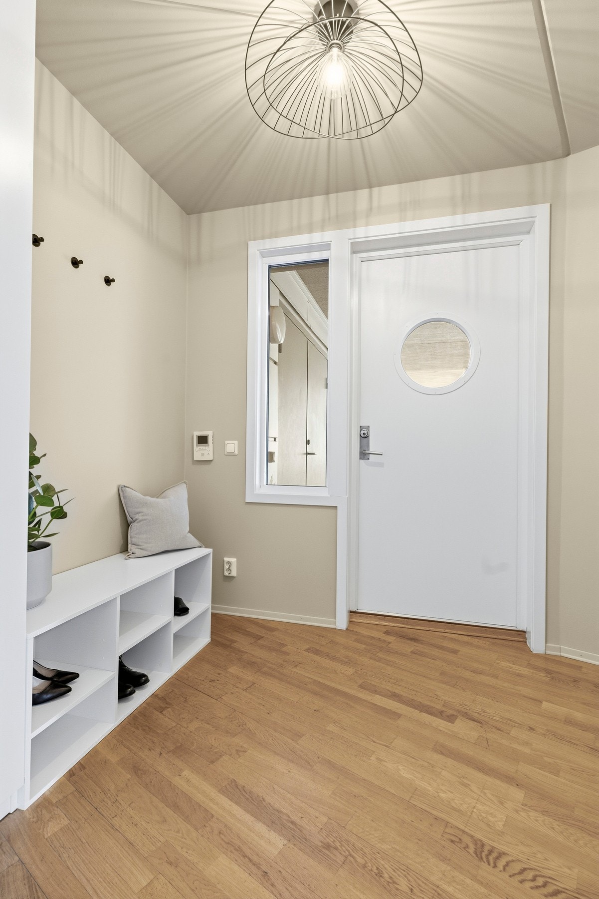 - Hyggelig entré med plass til oppbevaring av yttertøy og sko - Galleribilde