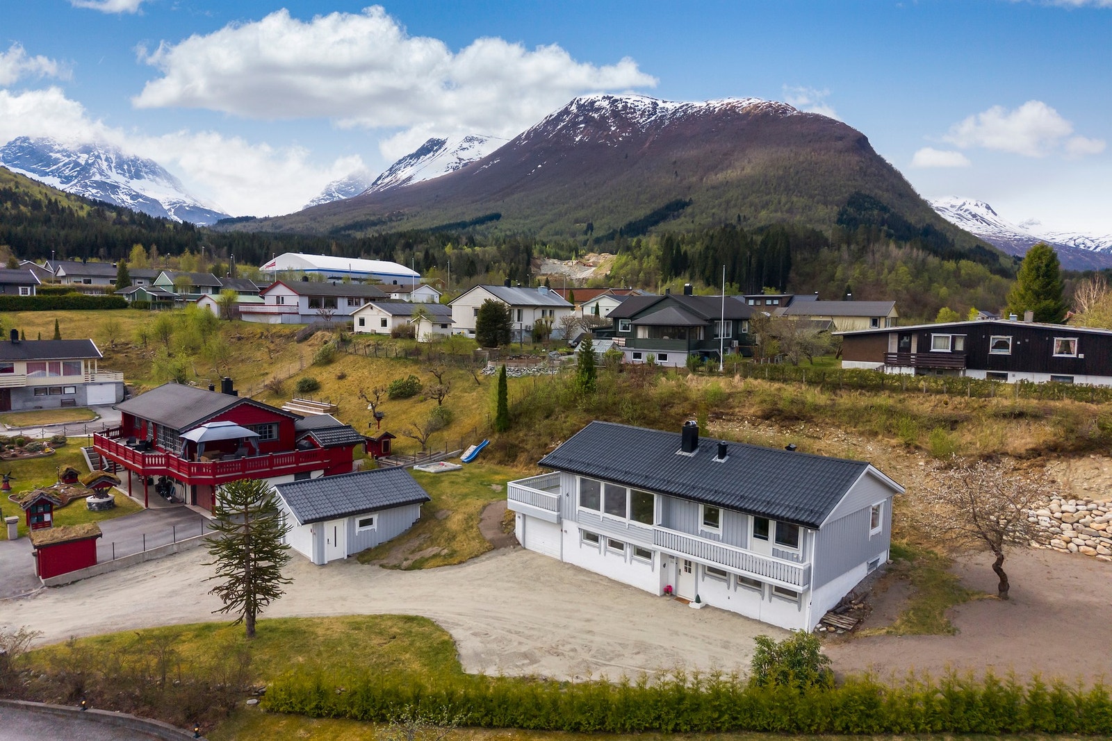 Eiendommen har en praktisk beliggenhet med gangavstand til Måndalen barne- og ungdomsskole og kort vei til dagligvarebutikk Galleribilde