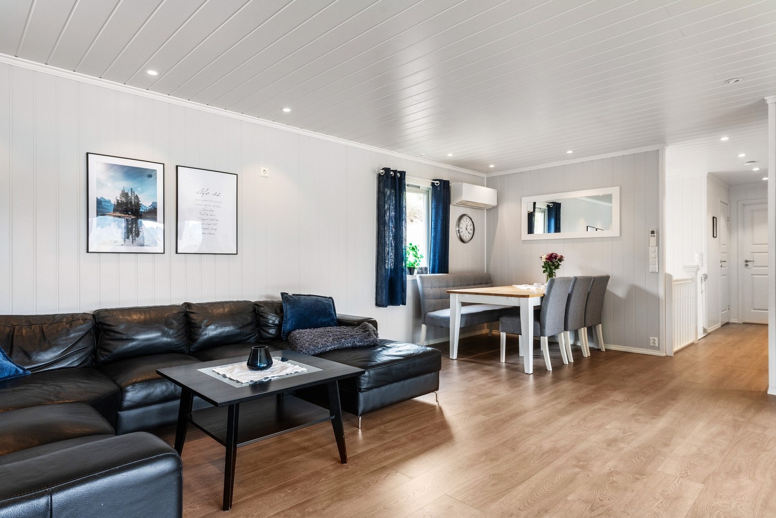 Stuen er av god størrelse og er enkel å møblere med flere soner Galleribilde