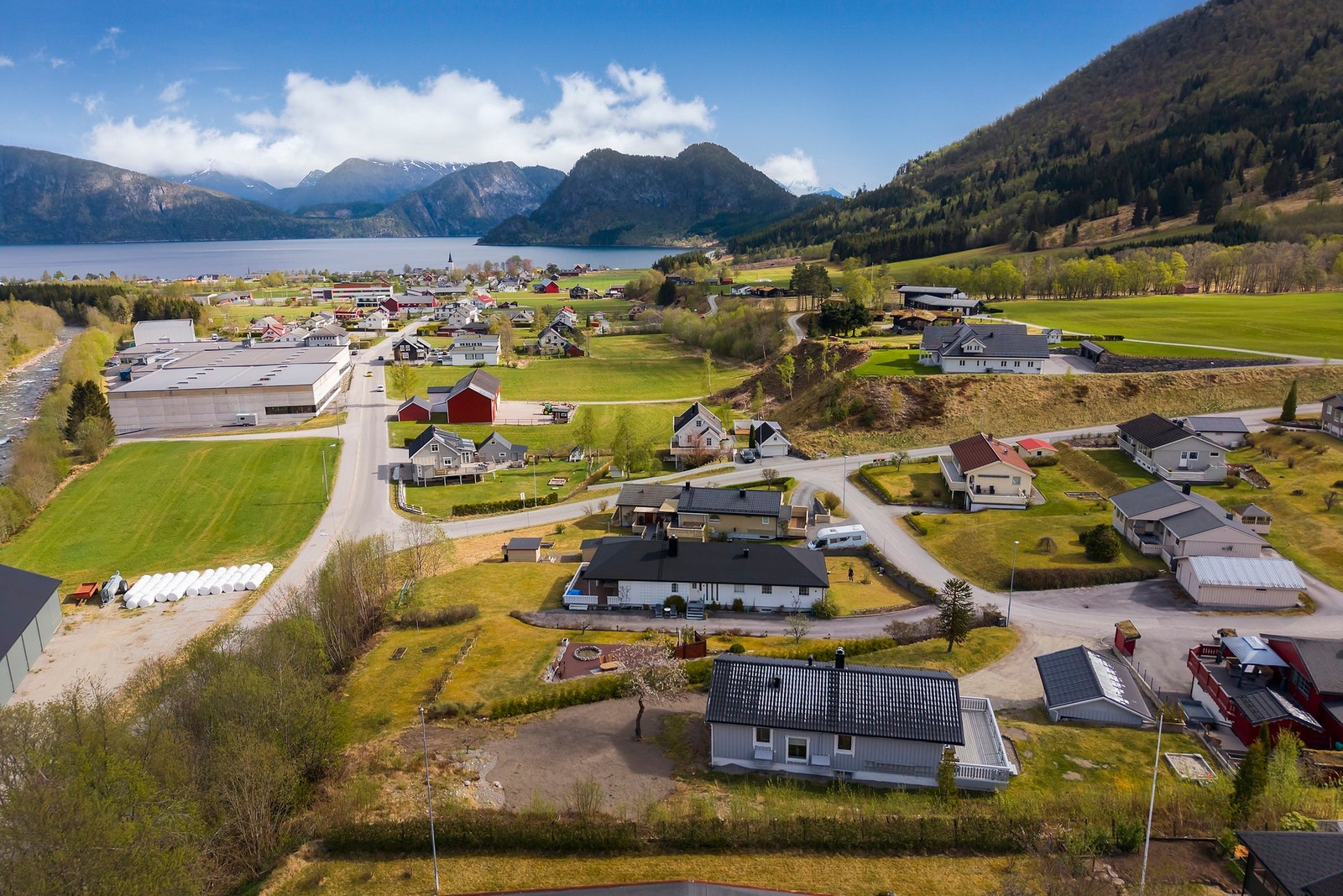 Her bor du i naturskjønne omgivelser med flott utsikt og gode turmuligheter Galleribilde