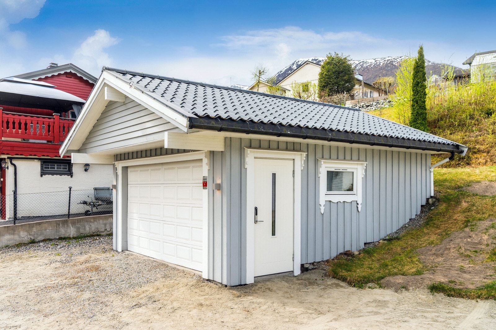 Frittstående garasje på eiendommen. Galleribilde