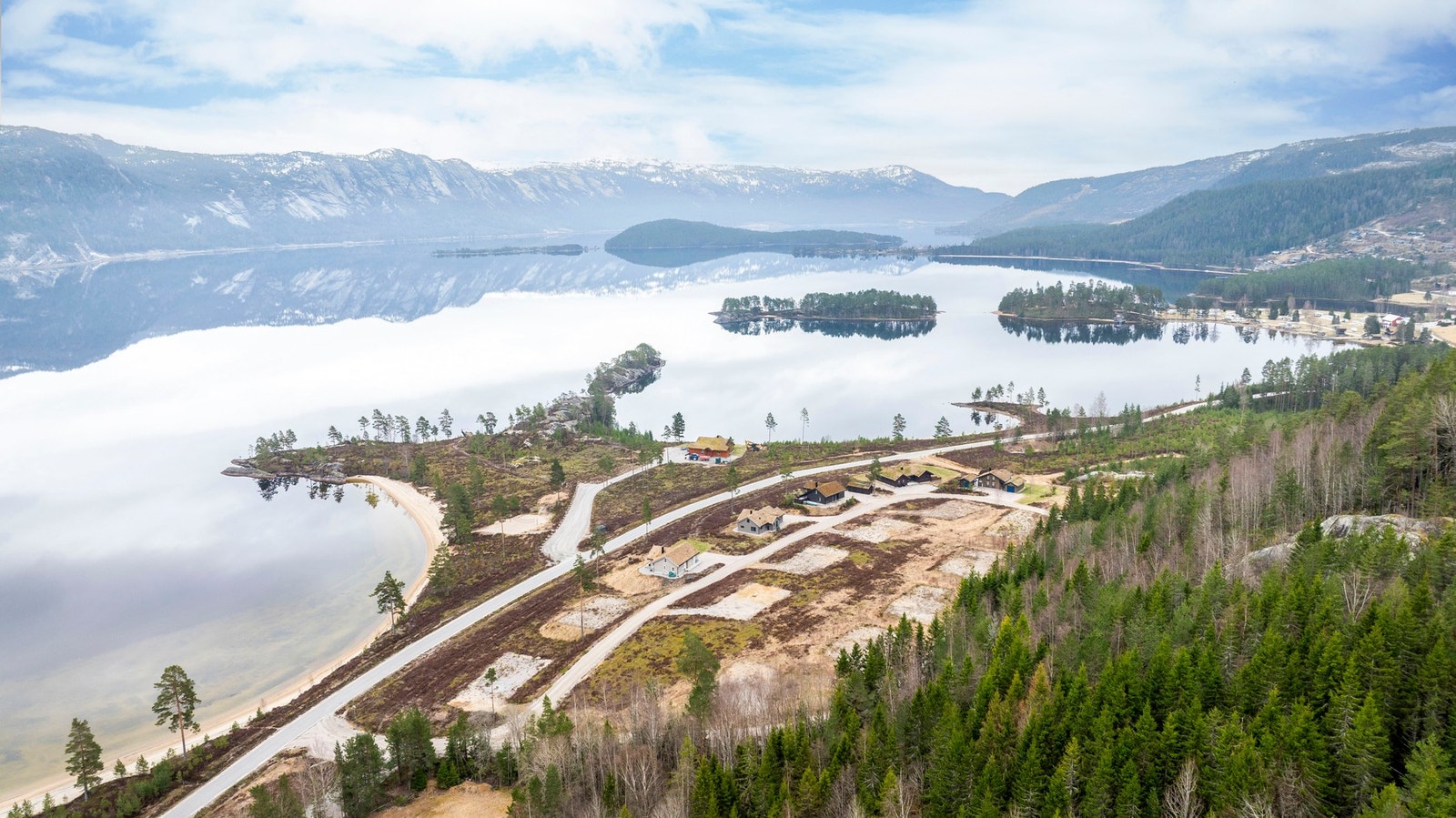 Området byr på umiddelbar tilgang til turterreng sommer som vinter, med gode muligheter for bading, fiske og turer i nærområdet. Galleribilde