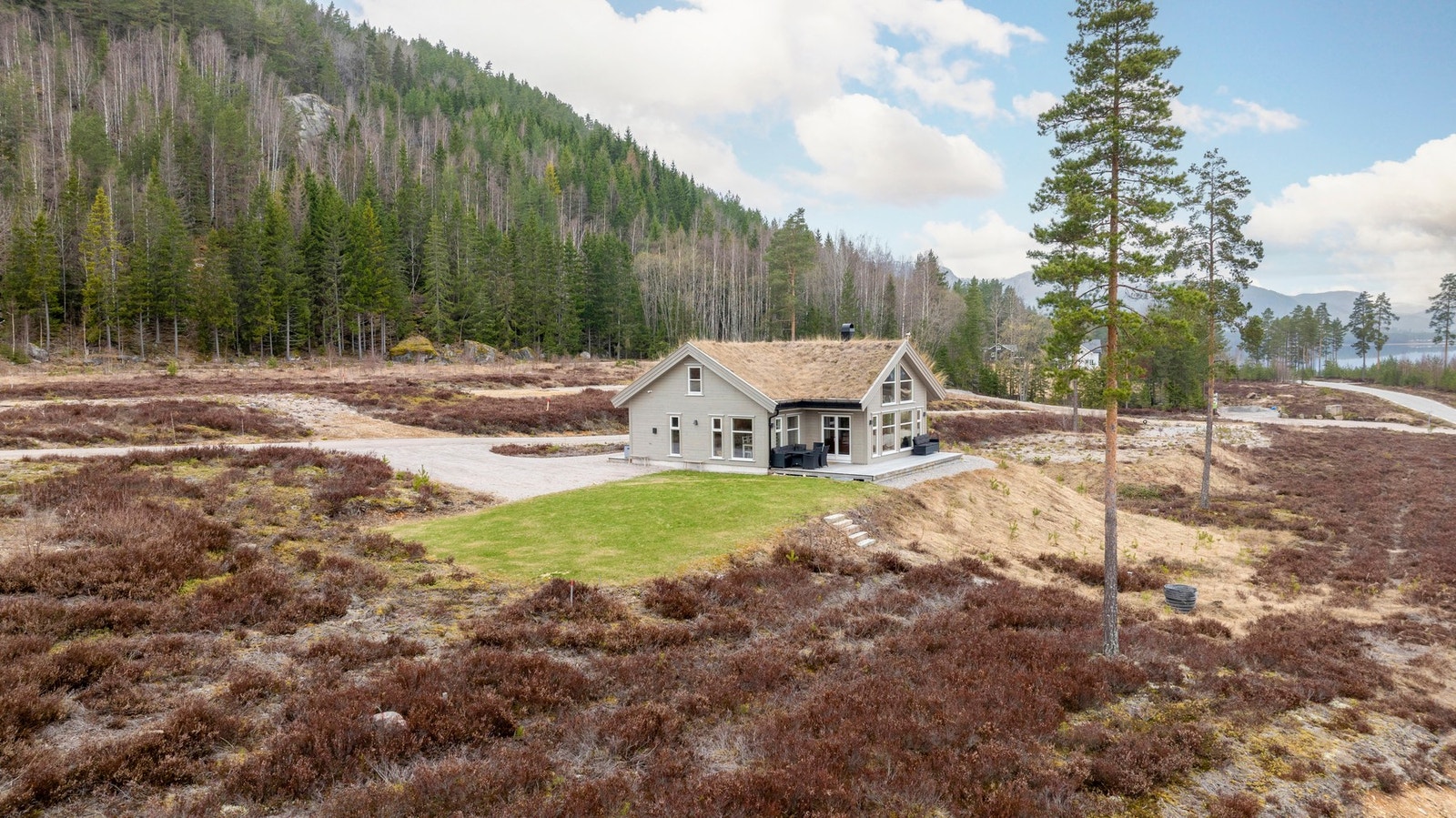 Buktebakken 13 ligger fint til i naturskjønne omgivelser på Fjone i Nissedal - et rolig og etablert område med nærhet til både vann, skog og flotte friluftsmuligheter. Galleribilde