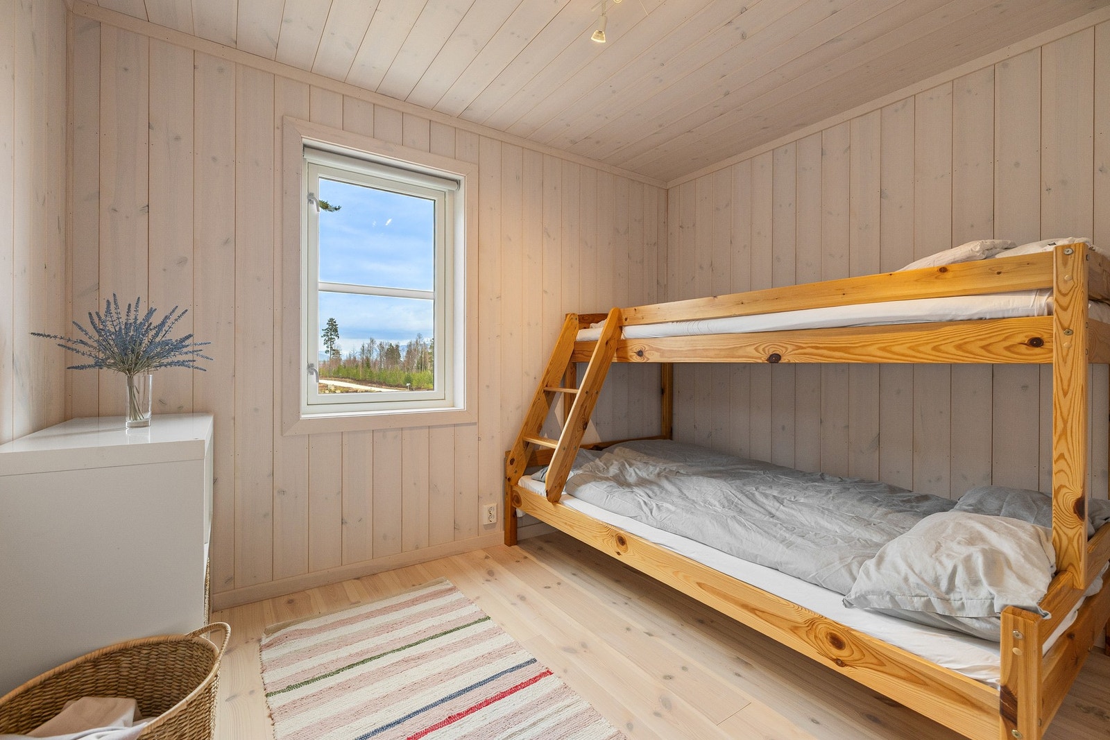 Rommene har plass til både dobbeltseng og køyeseng, og egner seg godt for både familie og gjester.
Soverom 2. Galleribilde