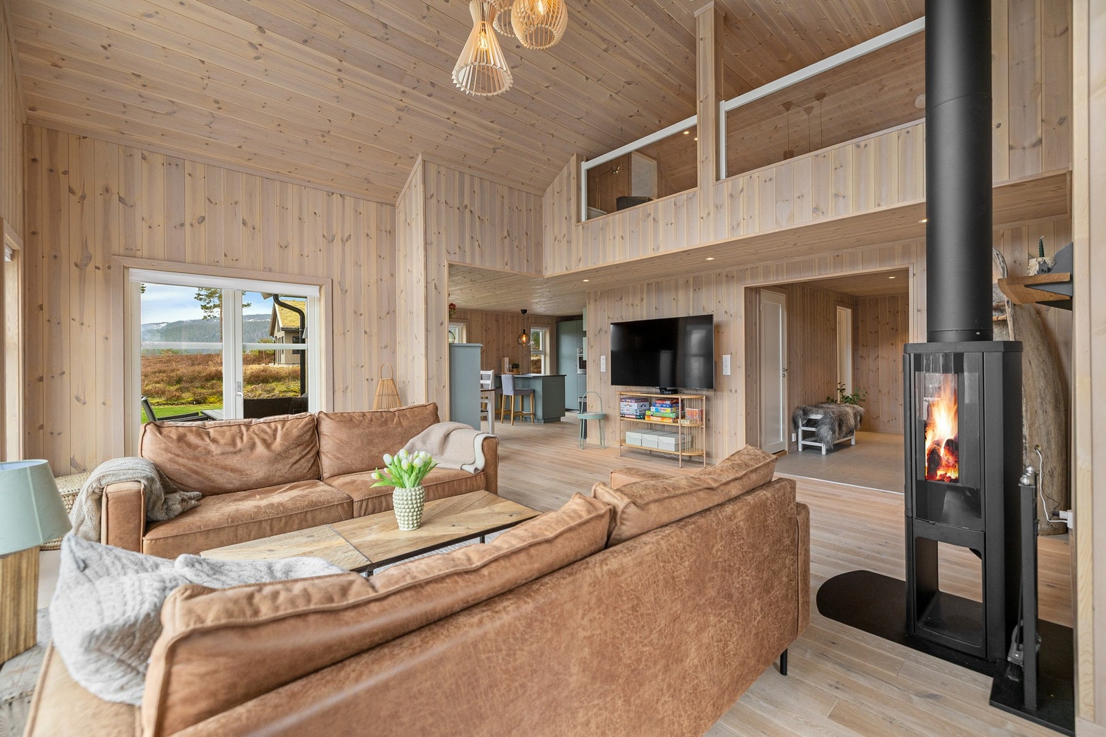 Rommet har en naturlig inndeling med gode møbleringsmuligheter for både sofagruppe og spiseplass. Galleribilde