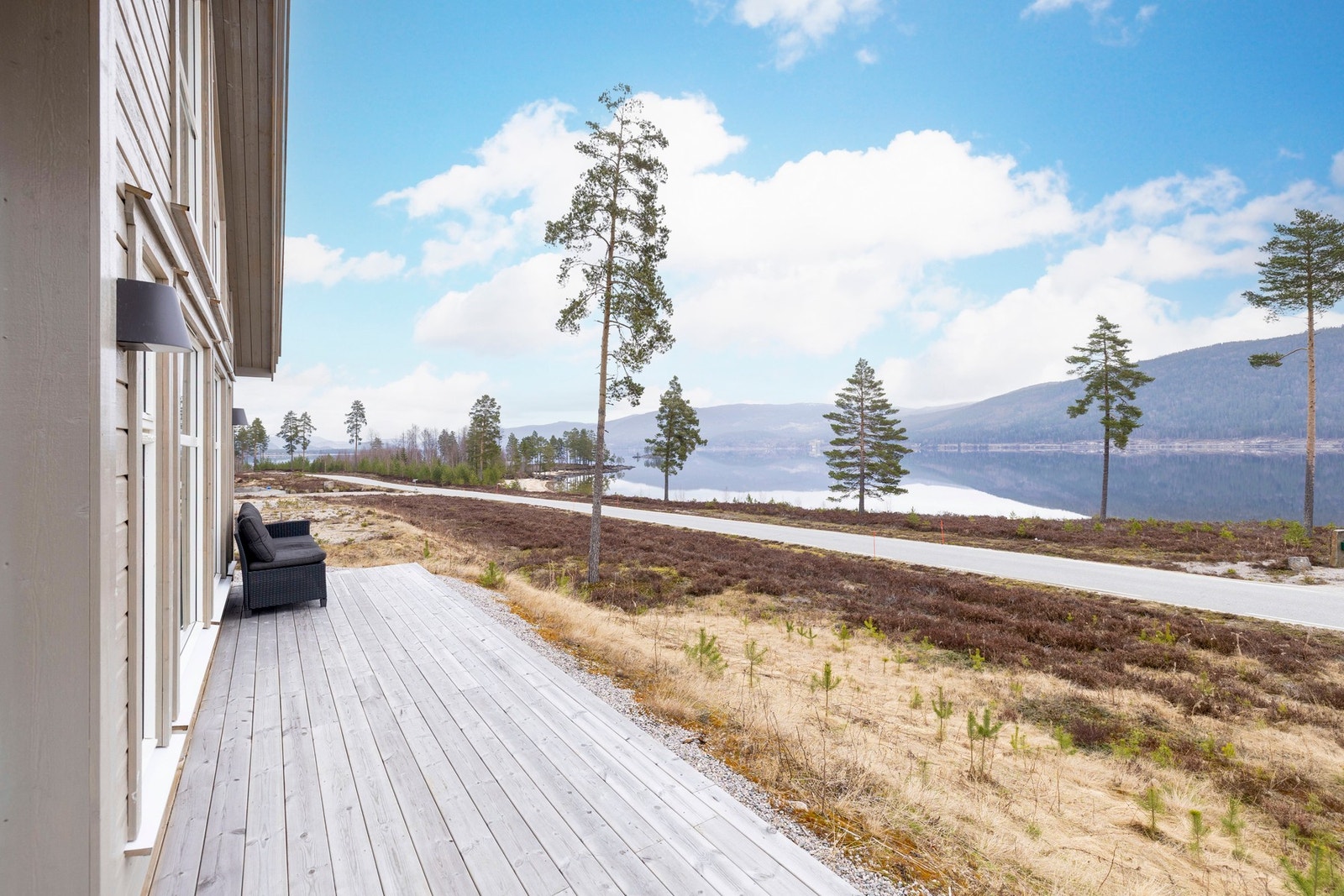 Langsgående terrasse med nydelig utsyn over landskapet Galleribilde