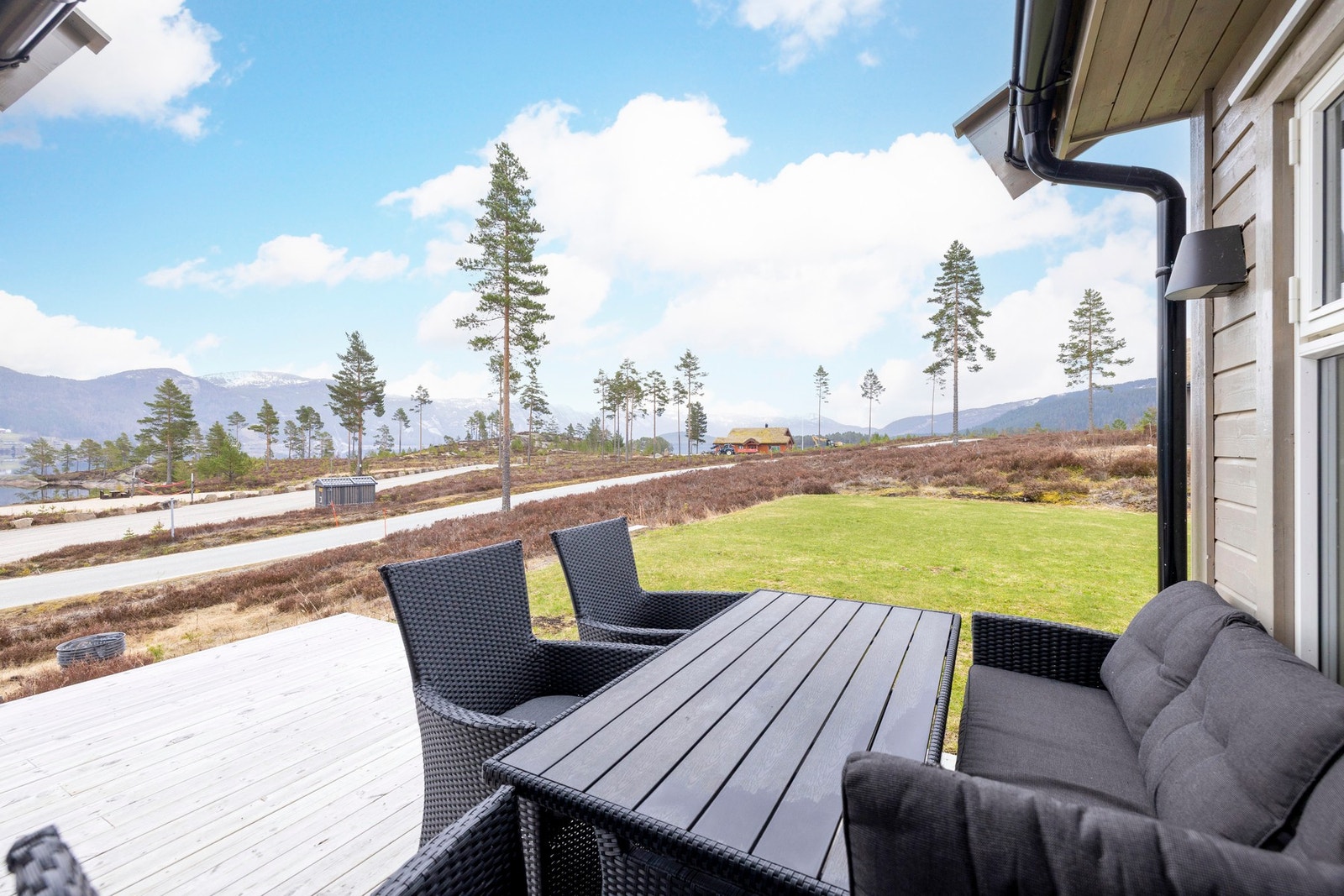 Solrik terrasse med god plass til spisegruppe og hyggelige måltider ute Galleribilde