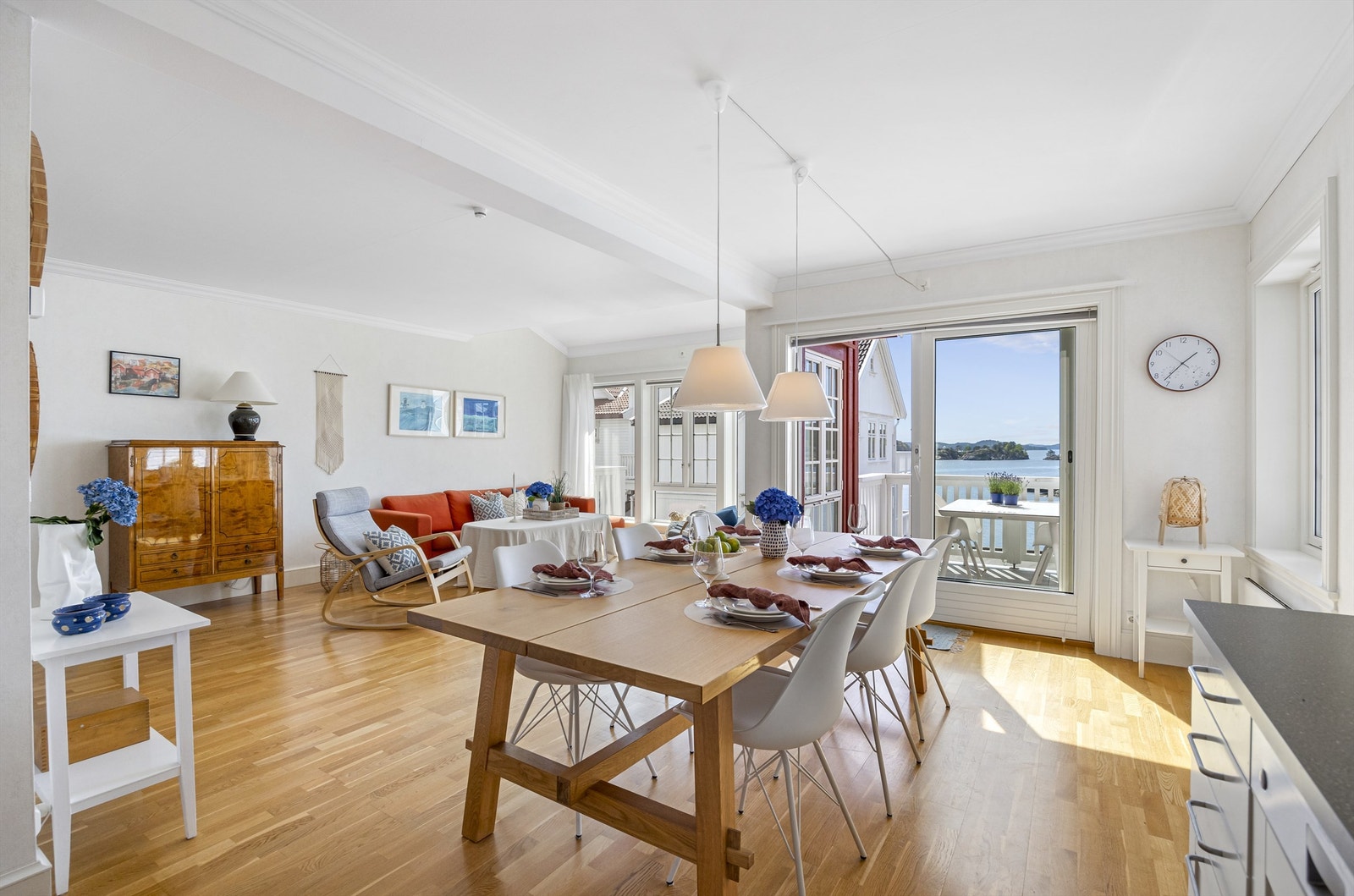 Stor stue med god plass til gjester og gode minner.. Galleribilde