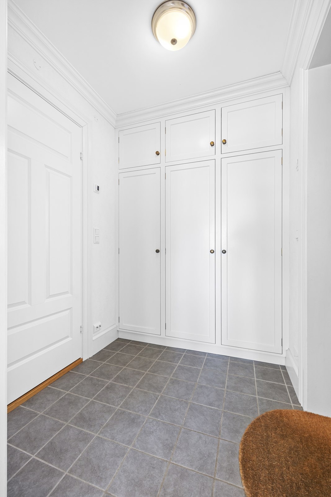 Fin, plassbygget garderobe i entré Galleribilde