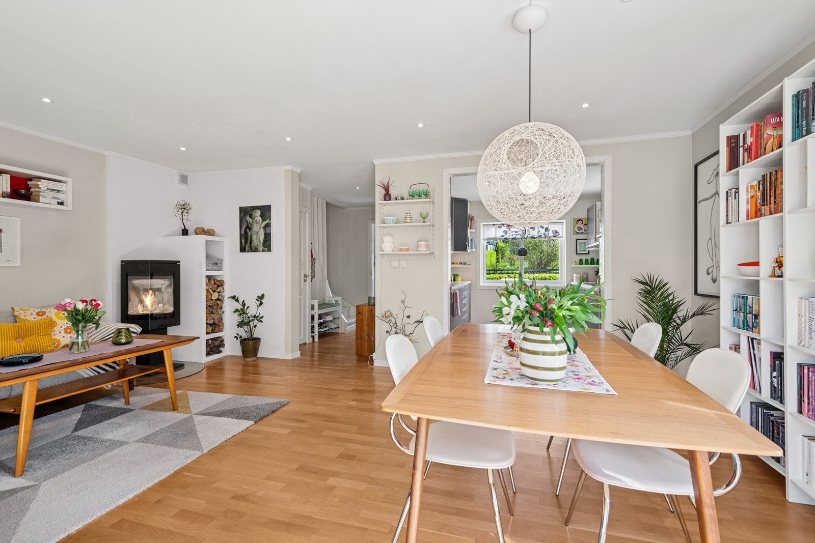 Lun og koselig stue som innbyr til hygge og sosialt samvær. Galleribilde