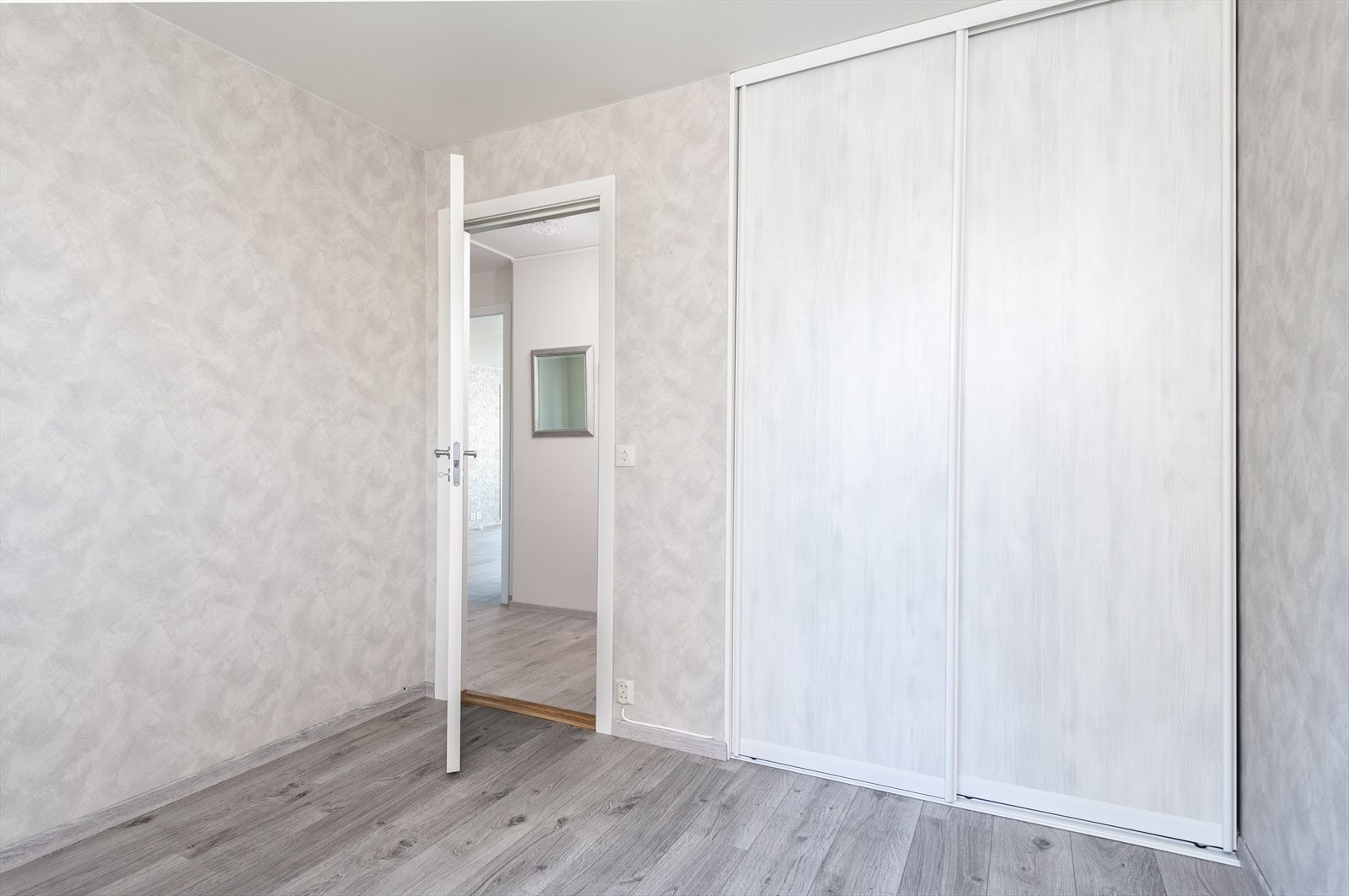 Soverom 2 har også en skyvedørsgarderobe med god dybde. Galleribilde