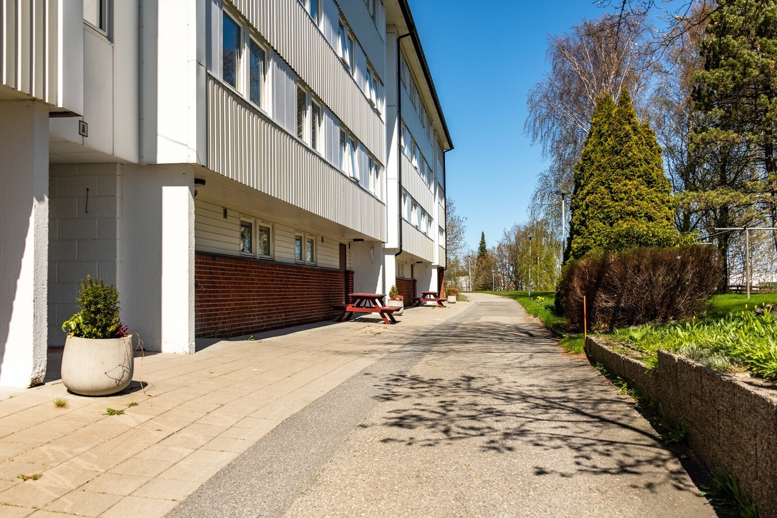 Ryddige og hyggelige uteområder. Borettslaget har også et romslig og fullt utstyrt selskapslokaler som kan leies av beboerne Galleribilde
