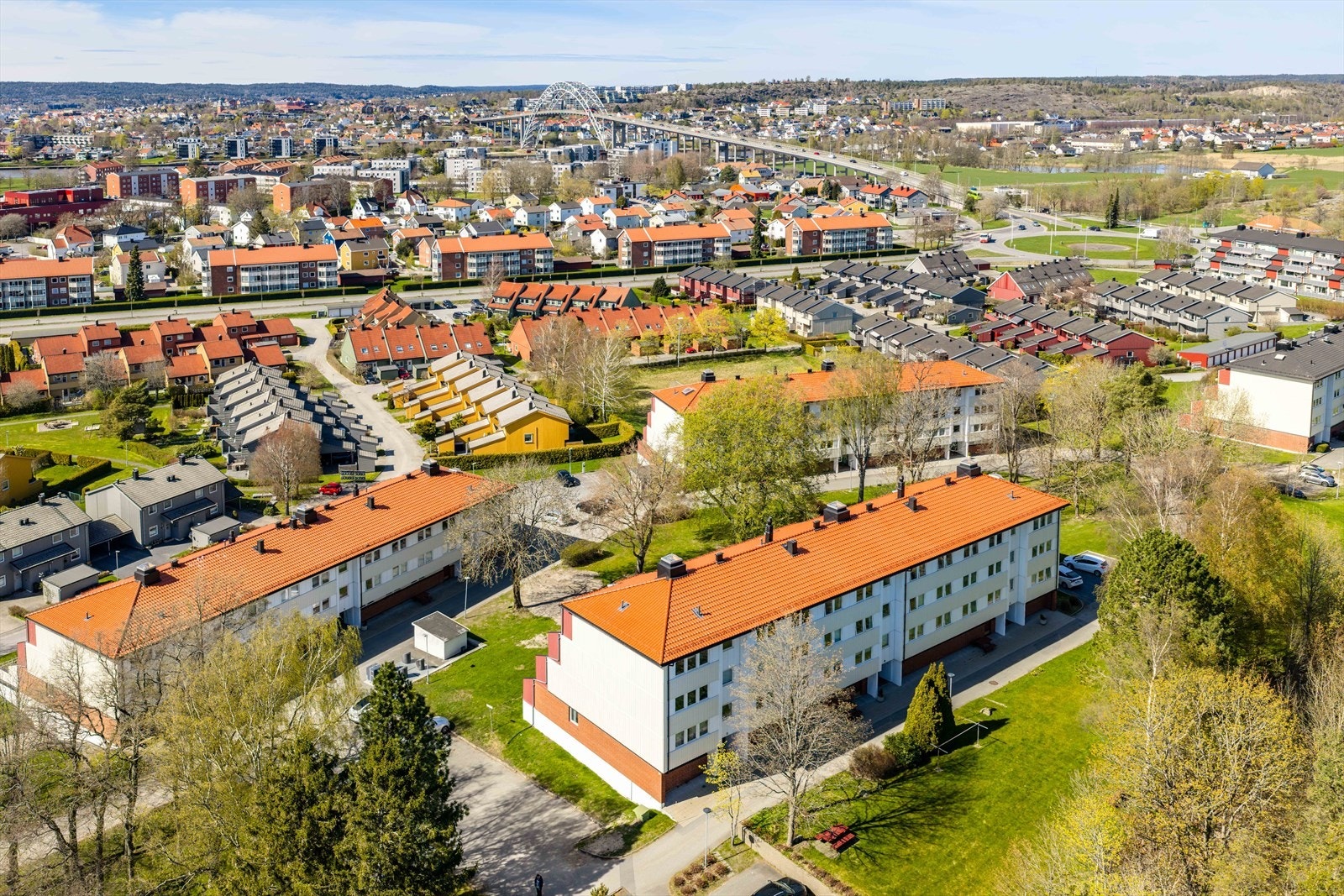 Høydefoto. Borettslaget har egne garasjeplasser i bygget nedenfor. Disse kan leies etter venteliste. Det finnes også elbil-lader på eiendommen, der man betaler 400 kr i måneden for å lade så mye man har behov for Galleribilde