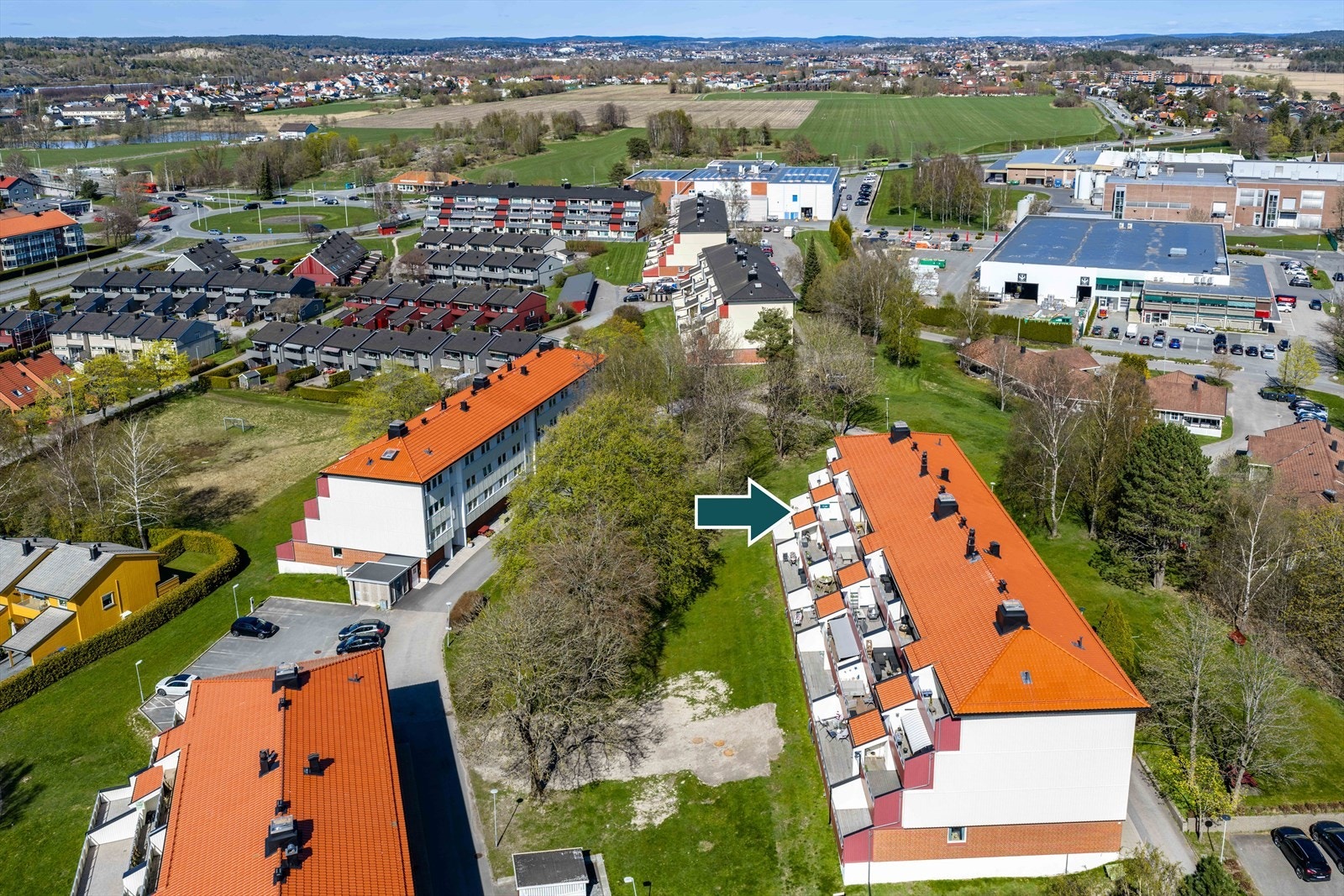 Høydefoto. Bygget ligger i høyden, med fin utsikt, gode solforhold og begrenset innsyn Galleribilde