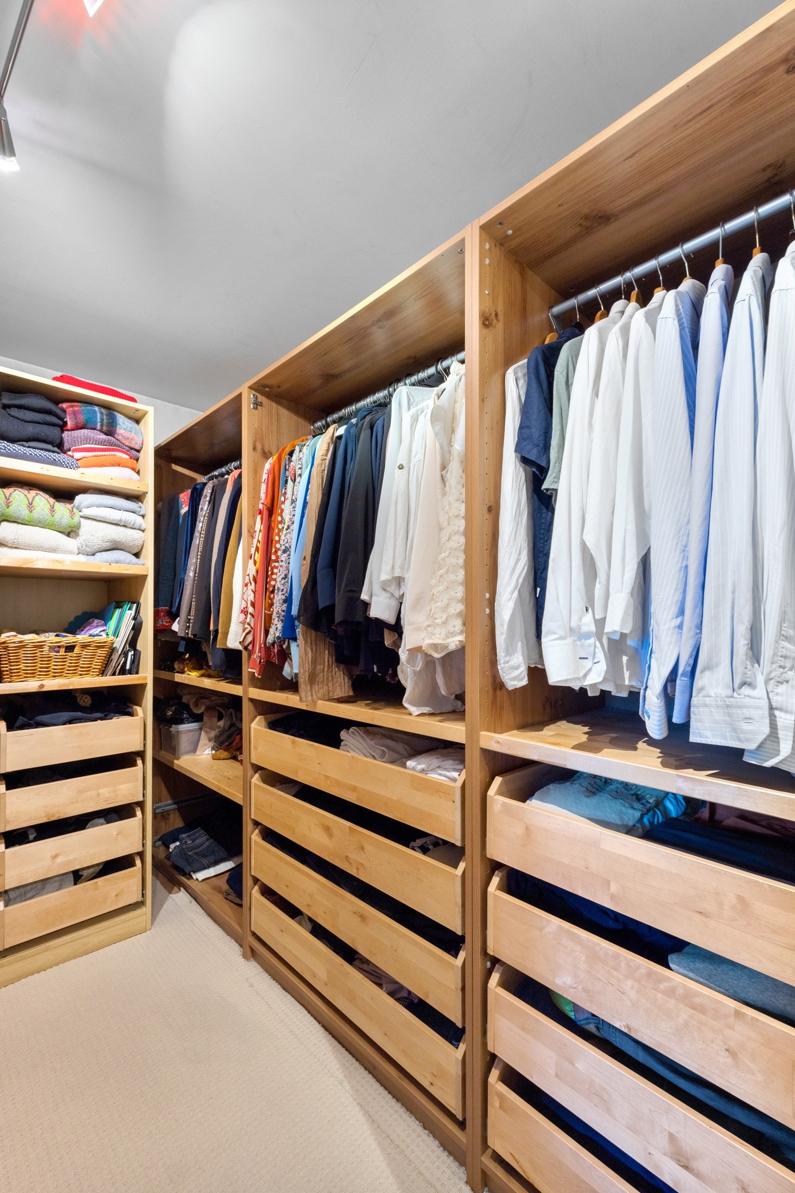 Hovedsoverommet har direkte tilgang til en romslig walk-in-garderobe Galleribilde