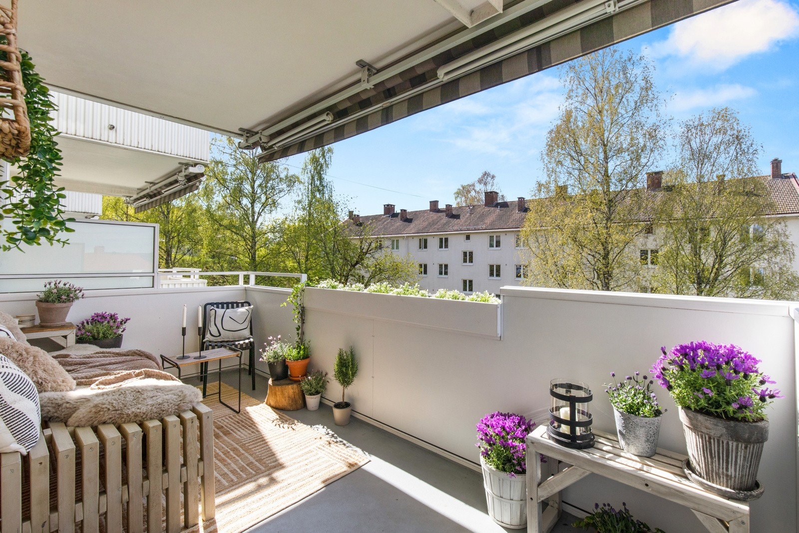 Fra stuen er det utgang til en balkong på ca. 8 kvm med fantastisk utsikt. Her kommer du til en lys og pen 3-roms endeleilighet med balkong på attraktive og idylliske Keyserløkka. Galleribilde
