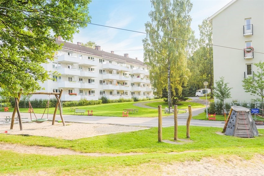 Lekeplass med sandbasseng og lekeapparater på fellesområder. Galleribilde