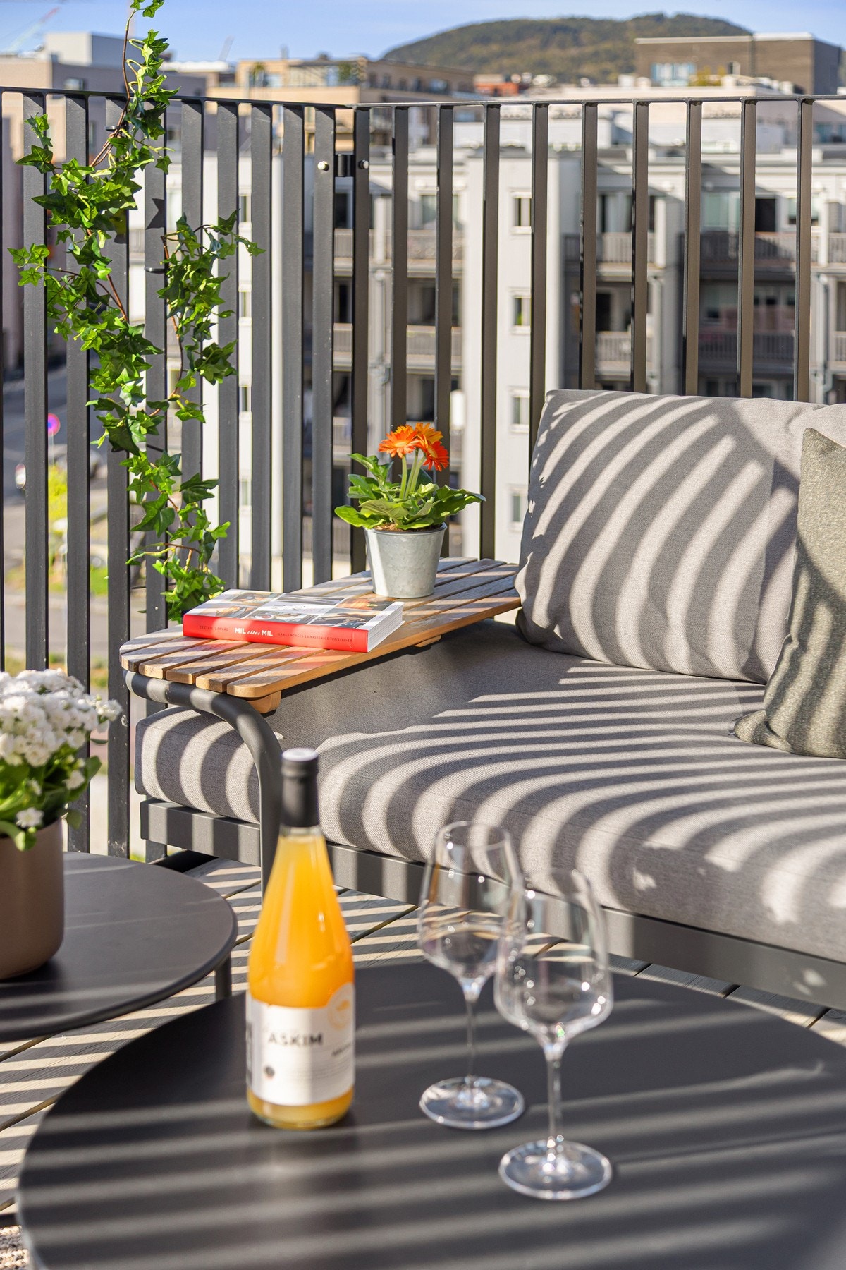 God plass til balkongmøblement og beplantning. Med kort vei til kjøkkenet er det perfekt å plassere grillen her ute hvor du kan både lage og nyte måltidene utendørs Galleribilde