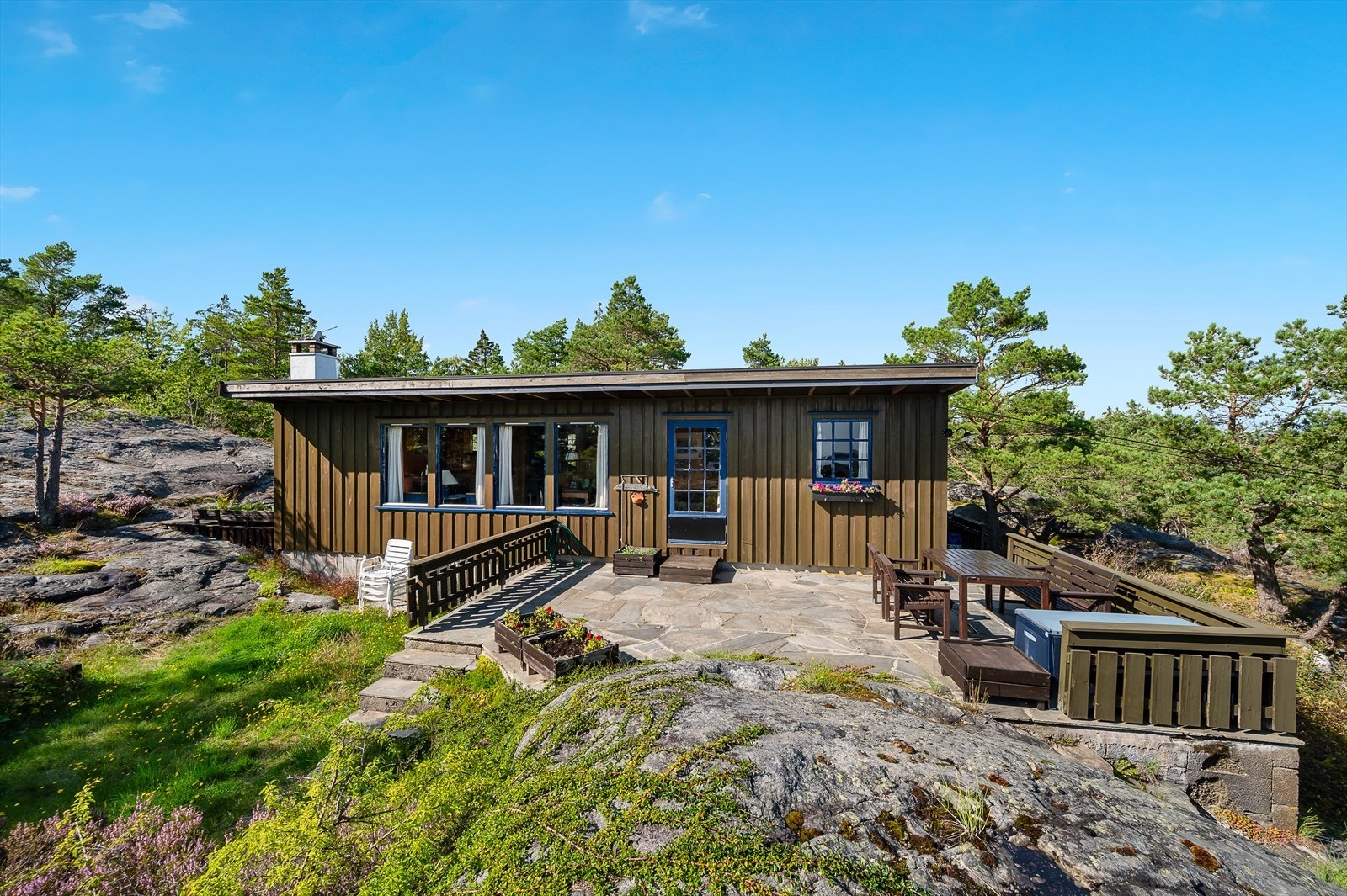 Her er det flere soner med plass til diverse utemøblement, grill og blomster m.m, så alt til rette for hyggelige grillkvelder og sosiale lag. Galleribilde