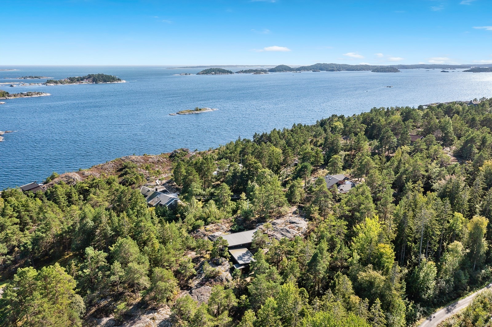Korte avstander med båt til sommersteder som Langesund, Stråholmen, Jomfruland, Kragerø og Valle. Skjærgården har flere utvalg av flotte naturhavner/friområder. Galleribilde