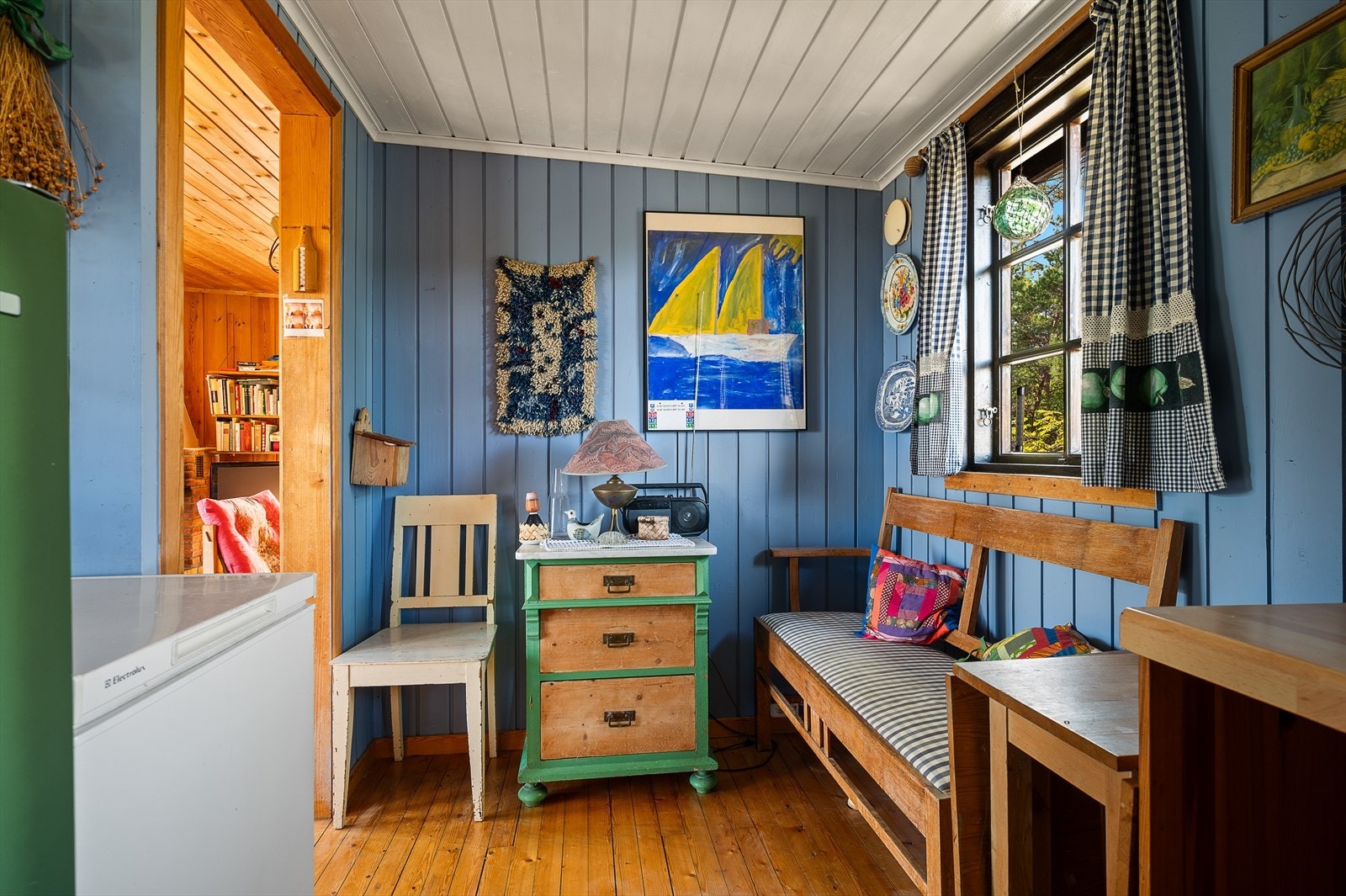 Det er plass til et kjøkkenbord i forbindelse med vindu. Galleribilde