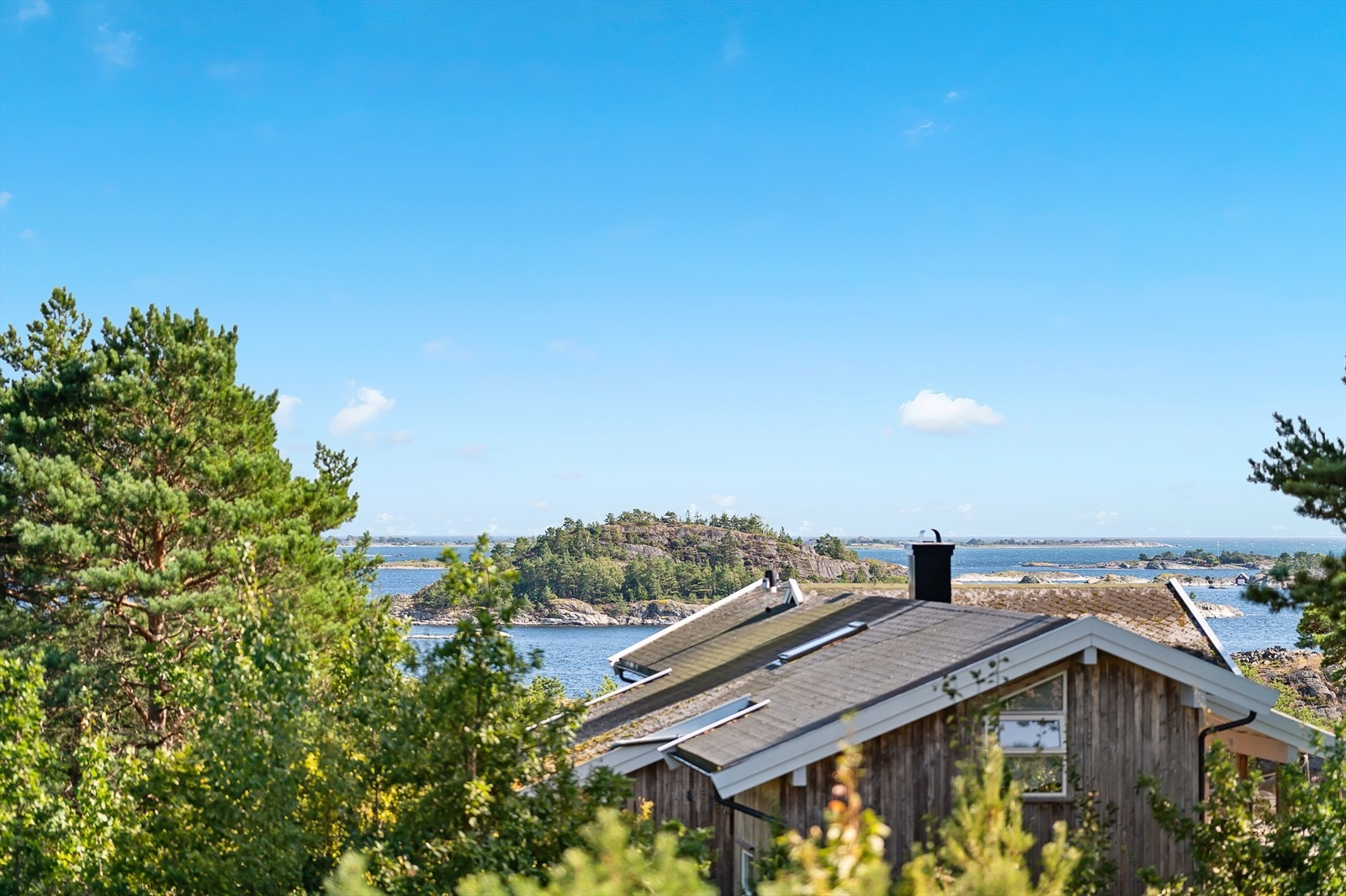 Fra hytta er det nydelig utsikt mot sjøen og båtlivet sommerstid. Galleribilde