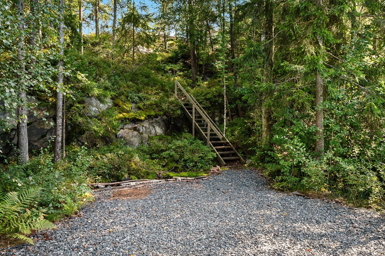 Hytta har parkeringsplass på gnr 85/ bnr 41. Adkomst til hytta fra parkering går via to trapper i terrenget. Galleribilde