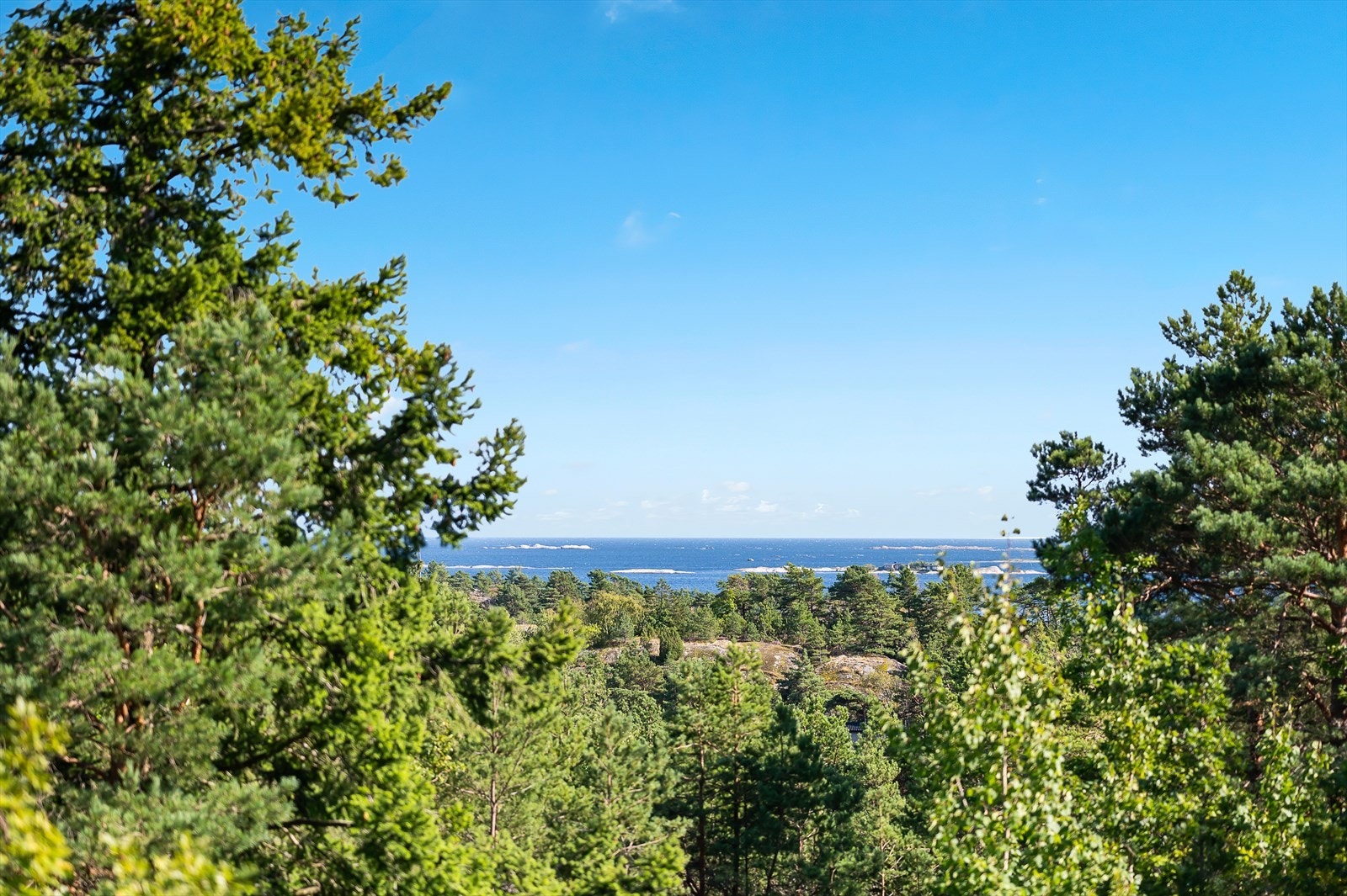 Grunnsundveien 152 er en koselig og innholdsrik sommerhytte med idyllisk beliggenhet og flotte uteområder og herlig utsikt utover sjøen. Galleribilde
