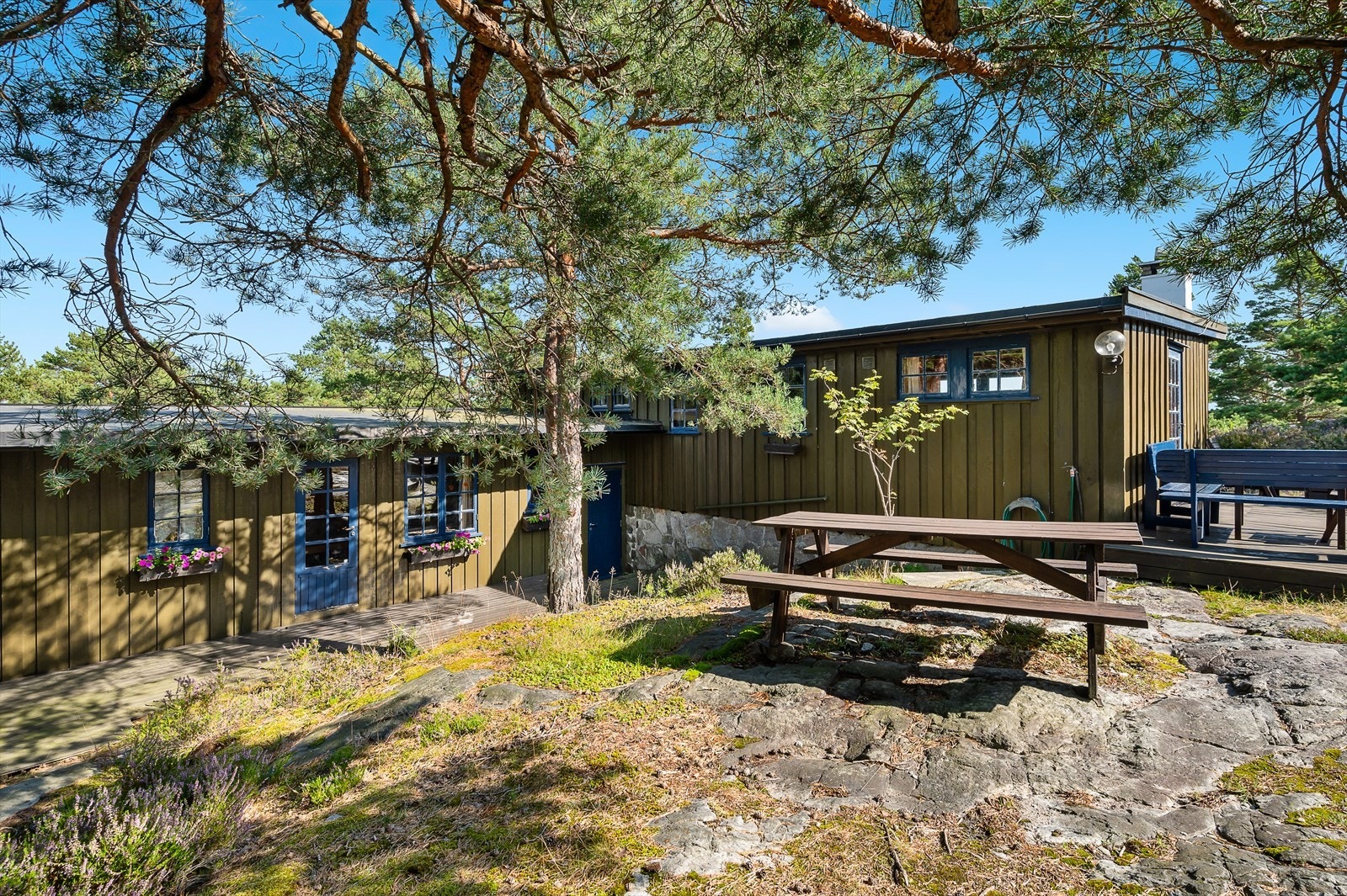 Hytta har lun terrasse foran annekset. Det er også muligheter for sitteplasser på fjell foran hytta. Galleribilde