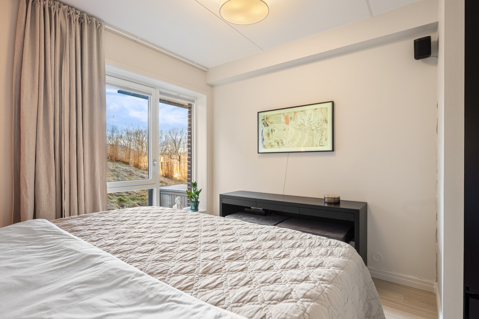 Rommet er malt i en moderne farge som passer godt inn. Galleribilde