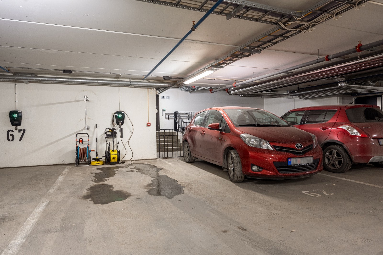 Leiligheten disponerer parkeringsplass i felles garasjeanlegg, med installert ladeboks for elbil. Galleribilde