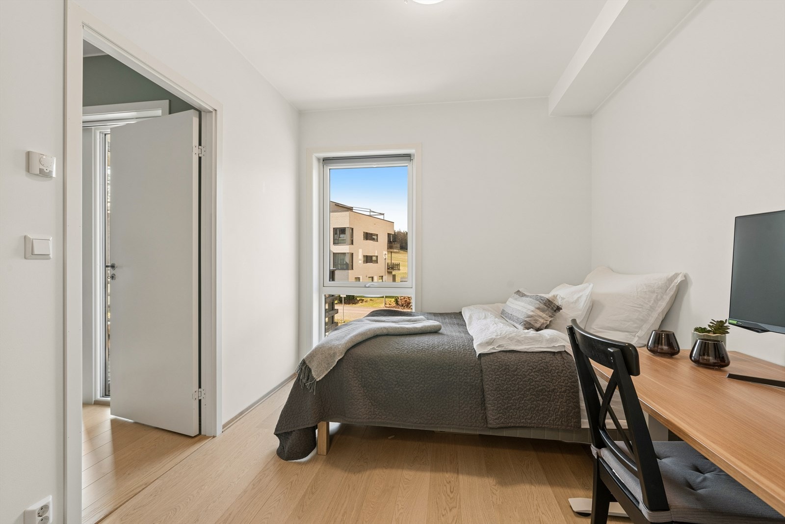 Leiligheten har et soverom med plass til dobbeltseng og nattbord, i tillegg har rommet tilgang til en ekstra bod som i dag brukes som en "walk-in" løsning. Galleribilde