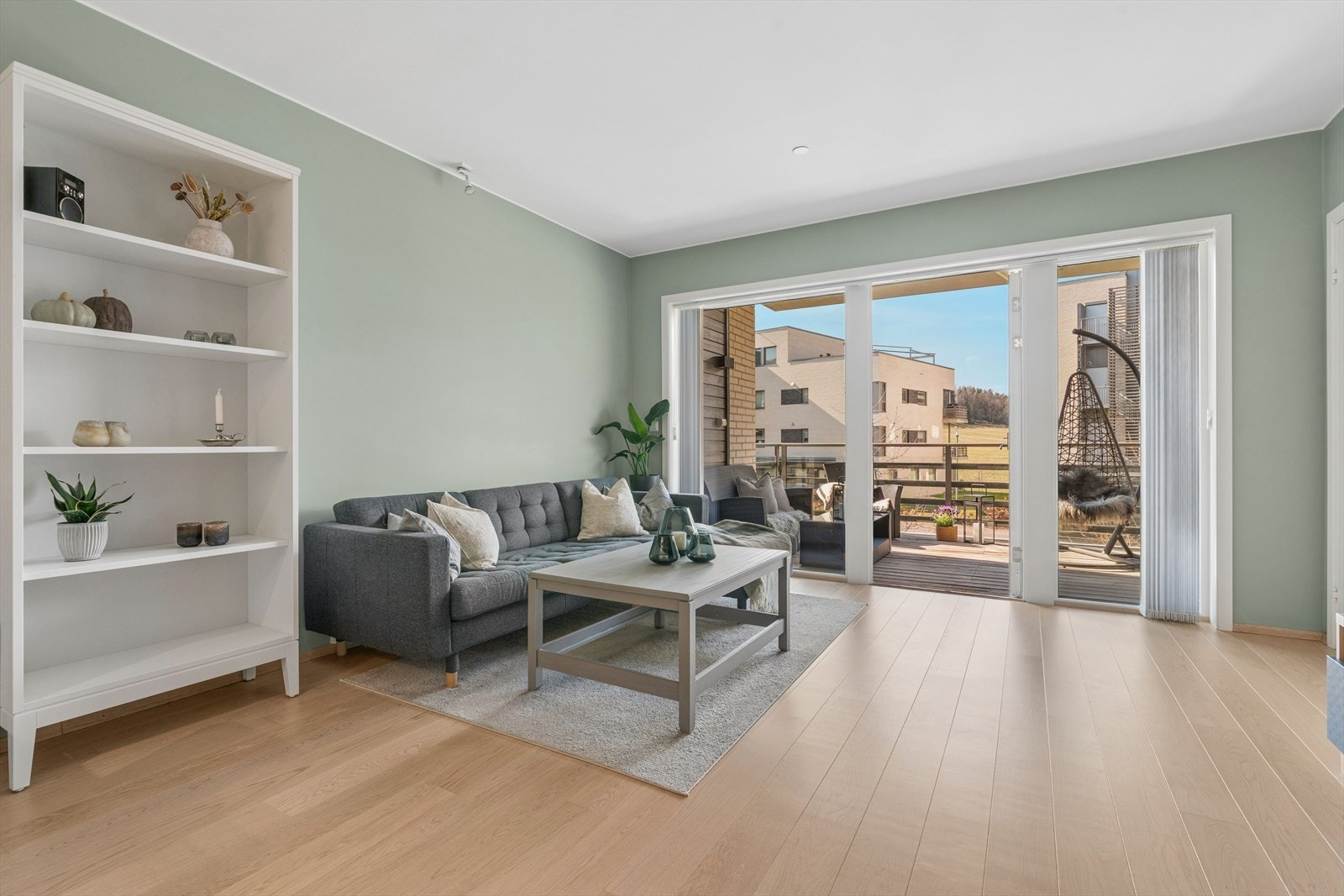 De generøse vindusflatene slipper inn godt med naturlig lys. Fra stuen har du direkte utgang til en romslig overbygget balkong på hele 10 m², med pent utsyn. Galleribilde