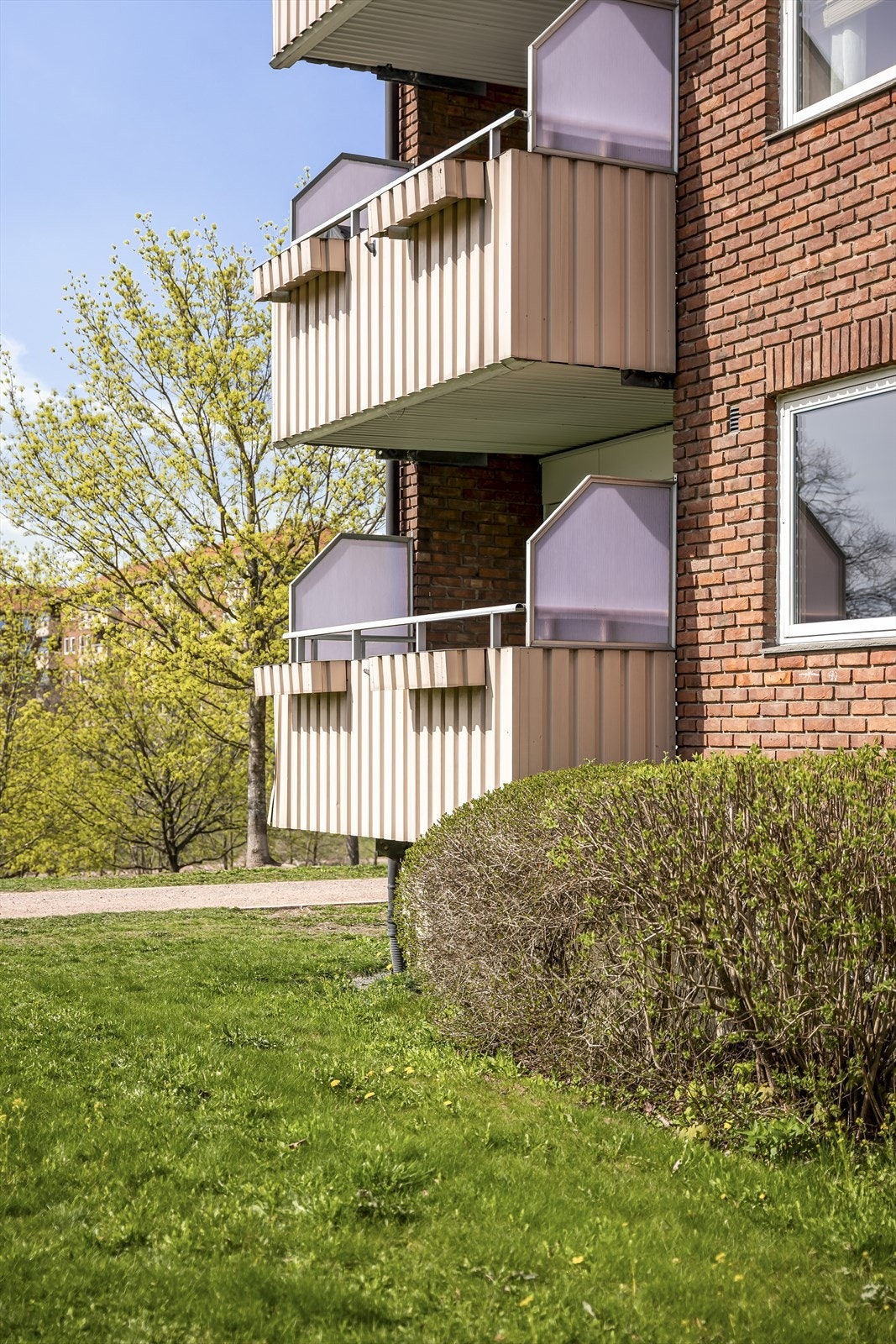 Boligen ligger fint til i 1. etasje på enden av bygget. Galleribilde