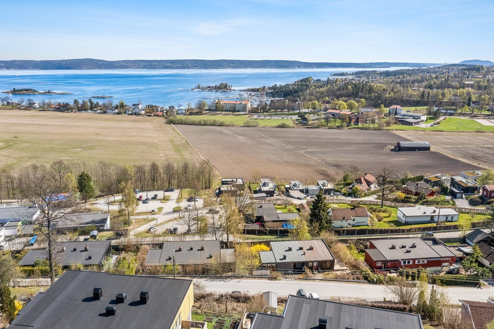 Kort vei til den populære kyststien som går langs fjorden, nydelige turområder i skogsterreng ut mot Konglungen, flere badeplasser og Aaby gård med store jordbæråkrer like i nærheten. Galleribilde
