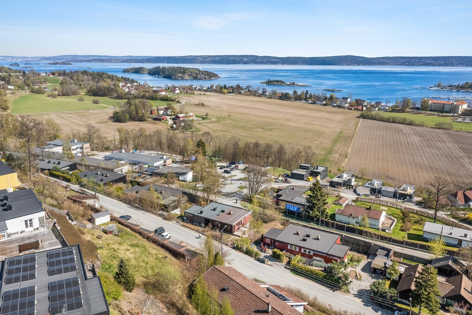 Attraktivt og solrikt beliggende i hyggelige omgivelser. Barnevennlig område med nærhet til alt du trenger. Galleribilde