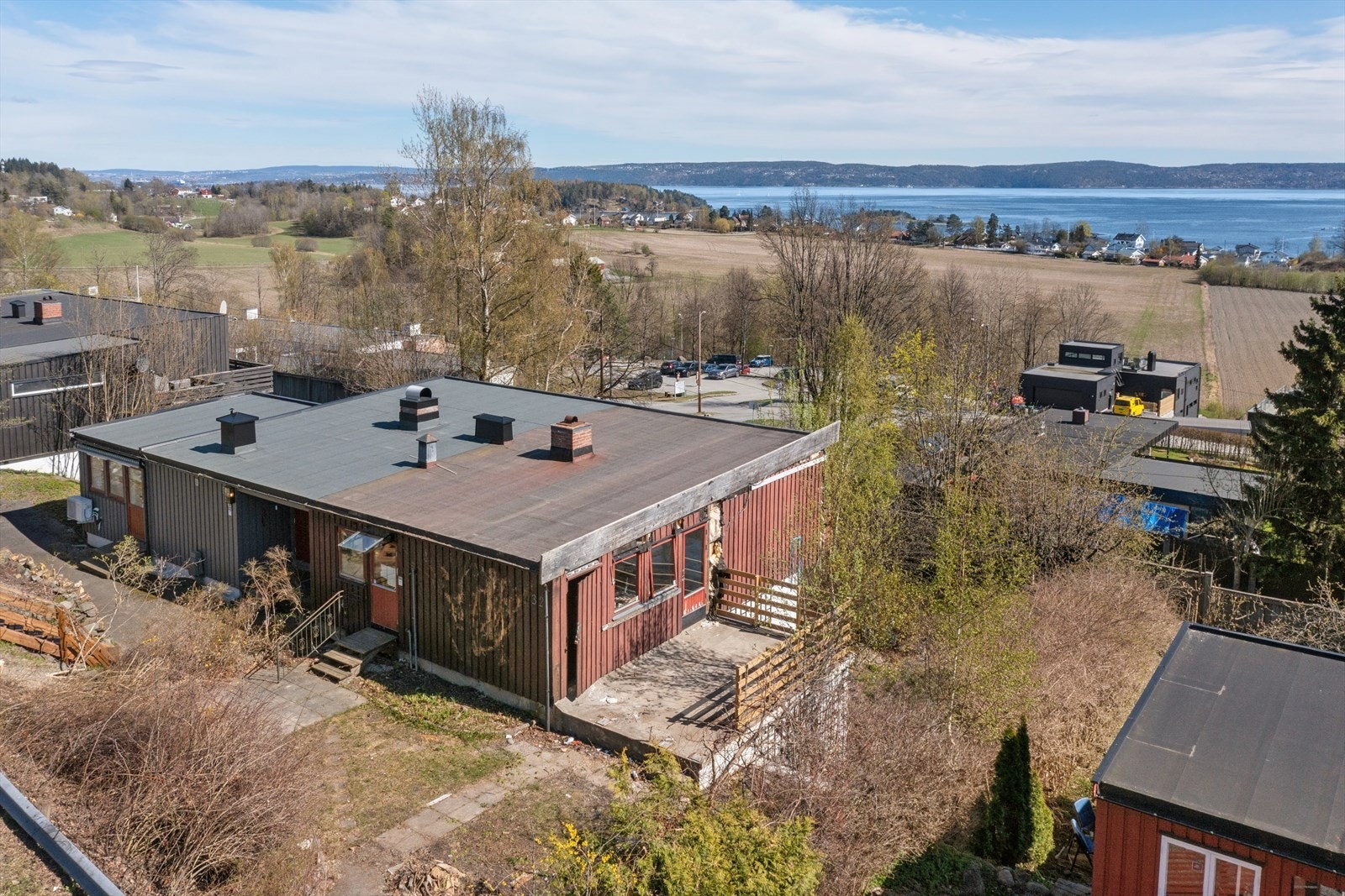 Velkommen til Vettrelia 32! Halvpart av tomannsbolig med flott utsikt, beliggende i et attraktivt og etablert boligområde på Vettre i Asker. Galleribilde