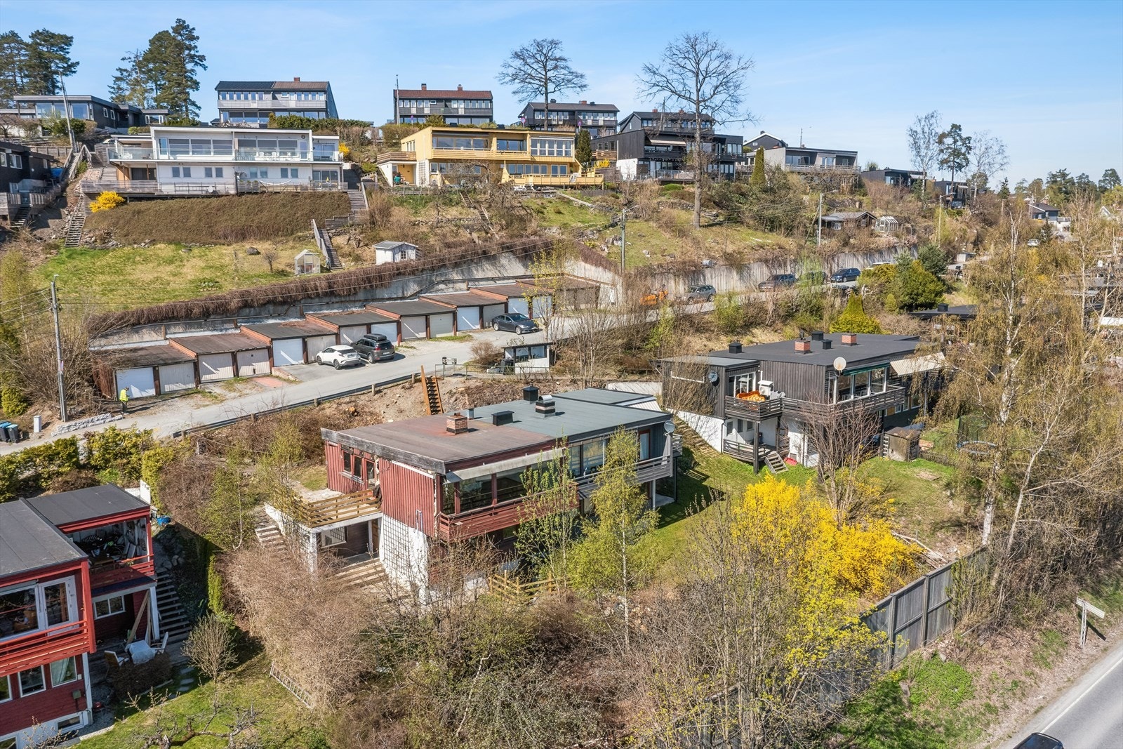 Eiendommen er i tillegg tilknyttet realsameie med 1/16 andel (gårdsnr. 58, bruksnr. 243). Realsameiets tomt består av garasjeplass i garasjerekke. Galleribilde