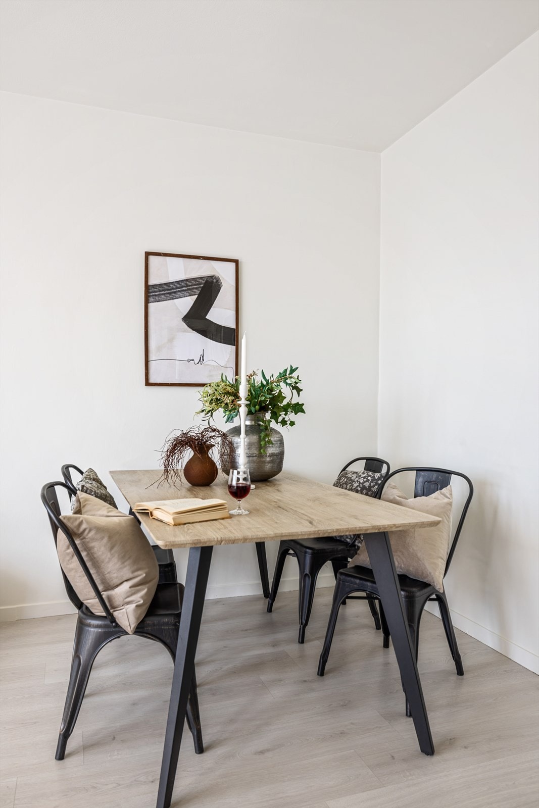 God plass til spisebord for sosiale middager og hyggelige selskaper Galleribilde