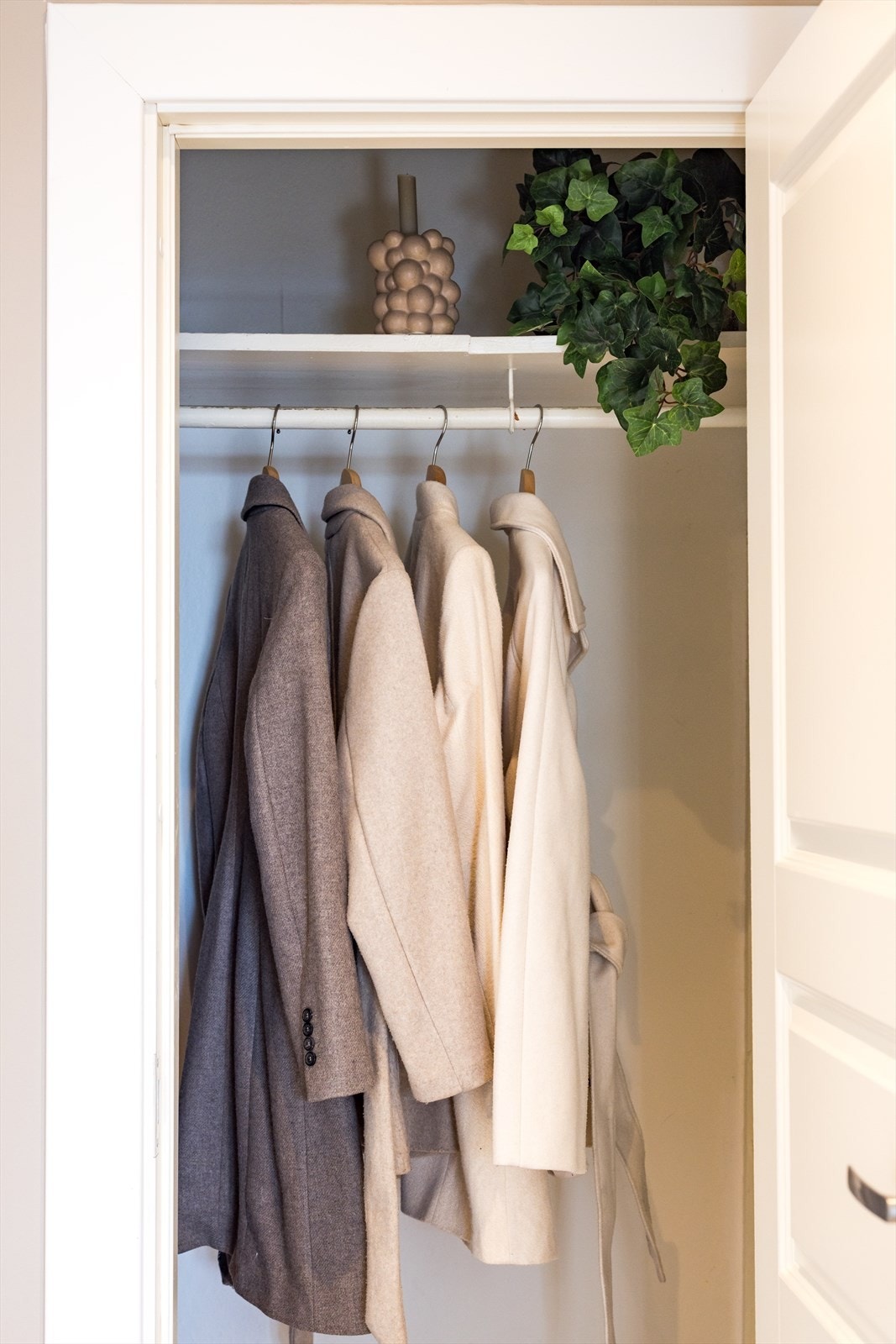 Egen praktisk innvendig bod/garderobe som kommer godt med for oppbevaring Galleribilde