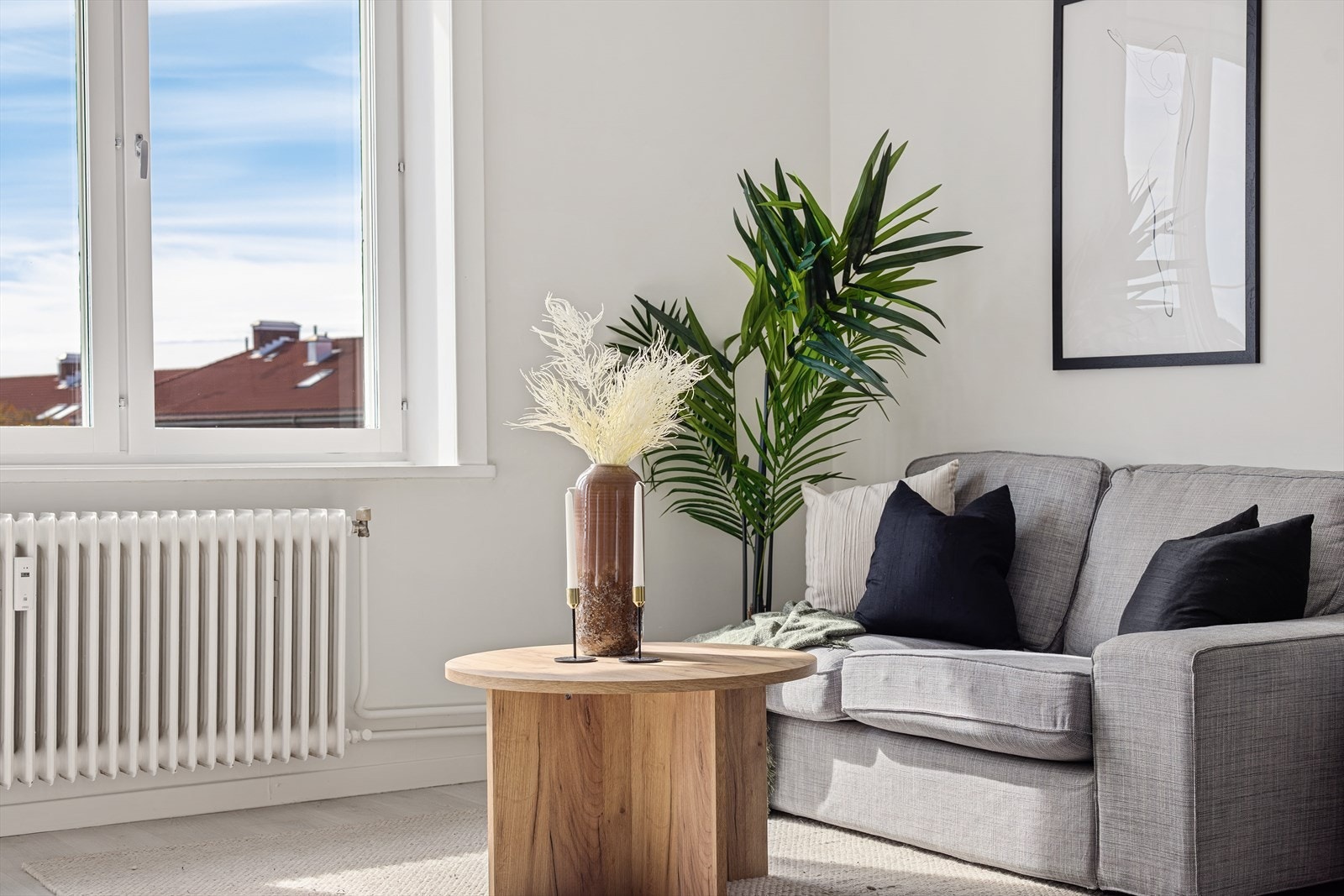 Godt og rikt naturlig lysinnslipp som gir leilighet en behagelig og lun stemning. Stuen har radiatorbasert vannbåren varme, med fjernvarme som hovedenergikilde. Galleribilde