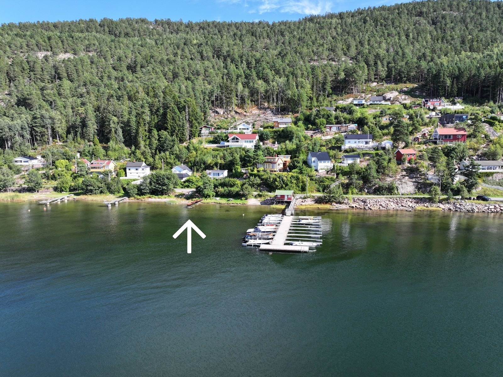 Privat brygge rett nedenfor hytta. Bildet er tatt i august 2025. Galleribilde