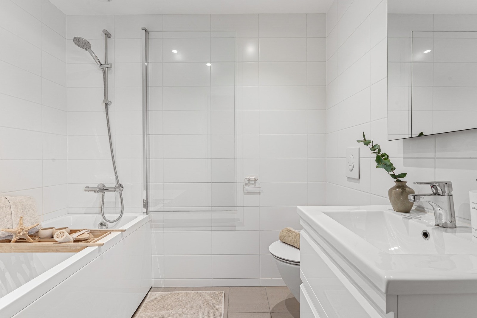 Badet er utstyrt med badekar m/ dusj, veggtoalett og baderomsinnredning med
heldekkende servant og speil. Galleribilde