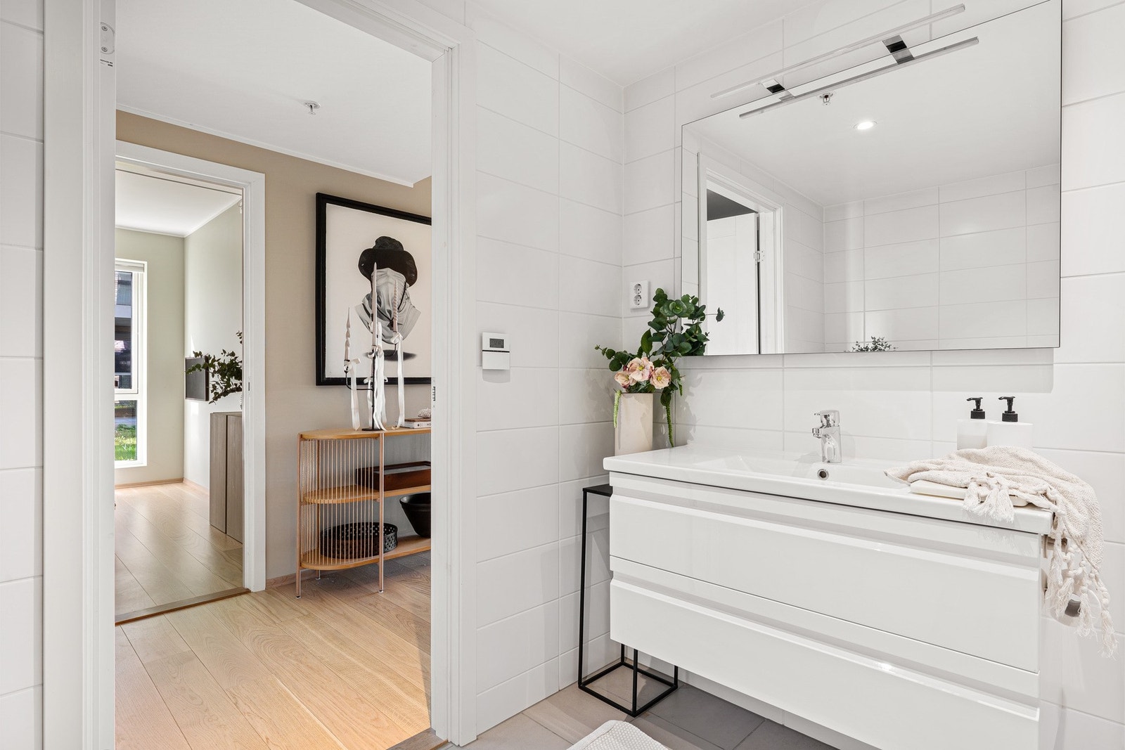 Det største badet er lyst og helflise. Galleribilde