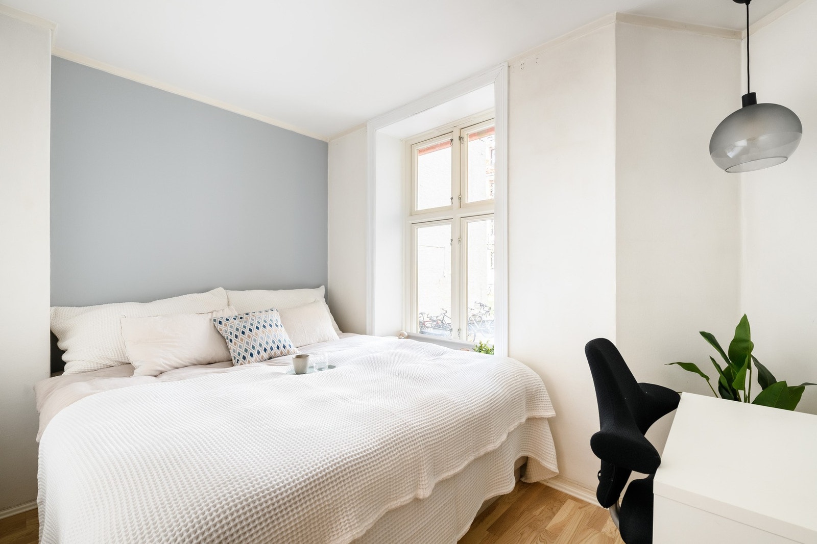 Soverommet har plass til dobbeltseng og er innredet med en stor skyvedørsgarderobe. Galleribilde