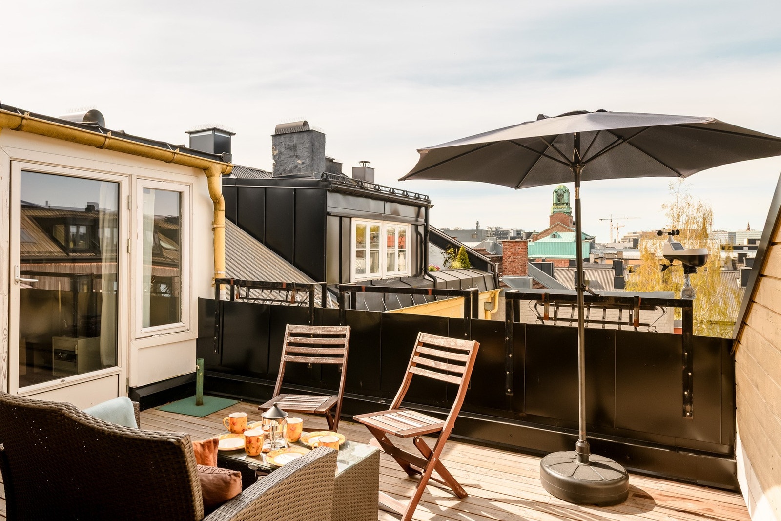 I borettslaget finner vi en felles takterrasse med utsikt over byens tak. Galleribilde