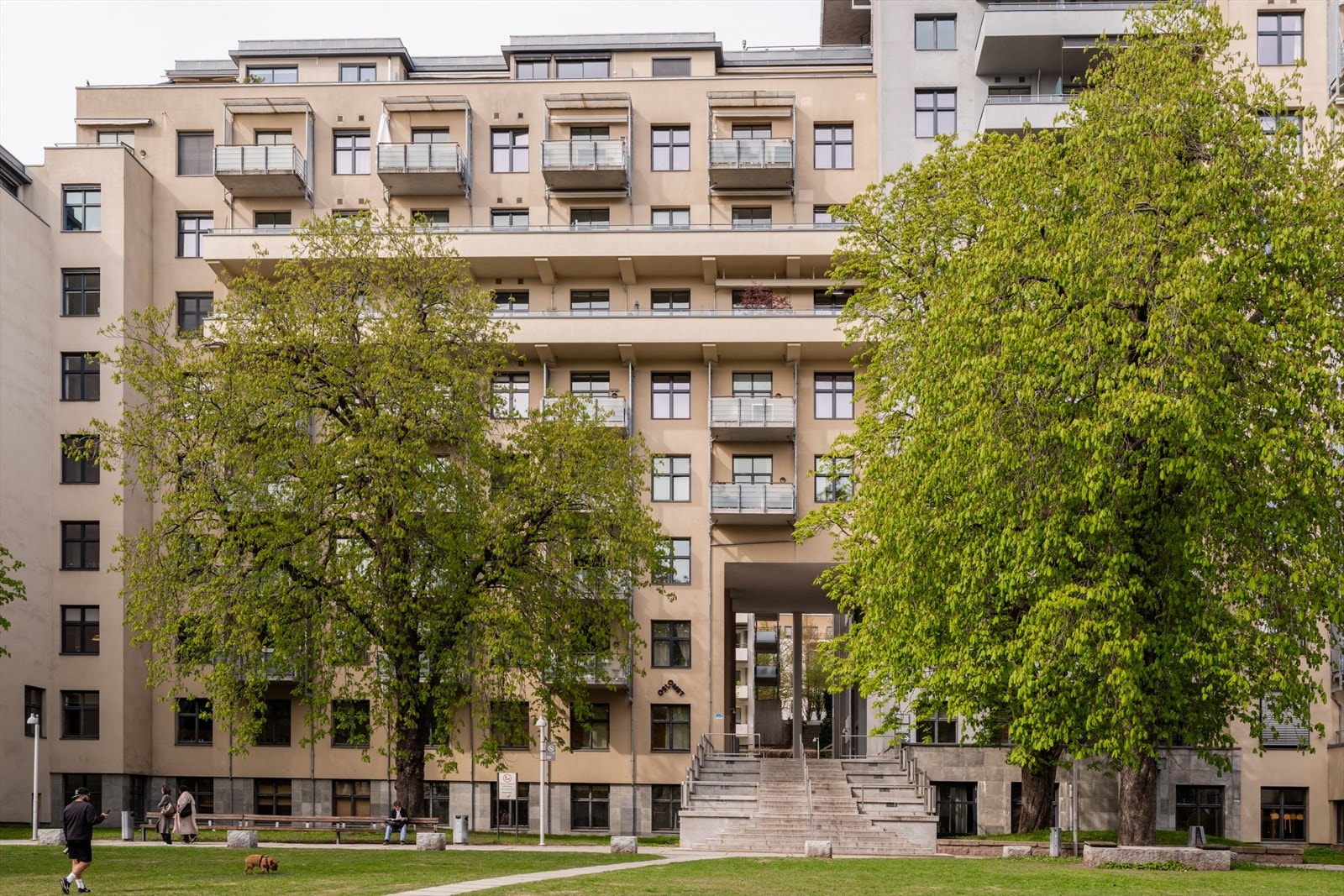 Området er en urban oase med velholdte grøntområder, stier og sitteplasser. Galleribilde